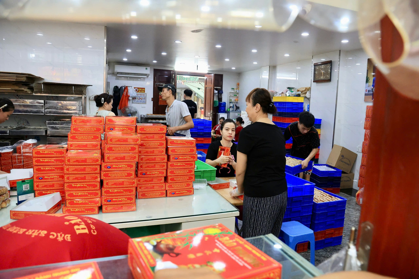 Bên trong cửa hàng, nhân viên bán hàng, đóng gói làm việc không ngơi tay nhưng vẫn không kịp bán cho số lượng khách hàng lớn.