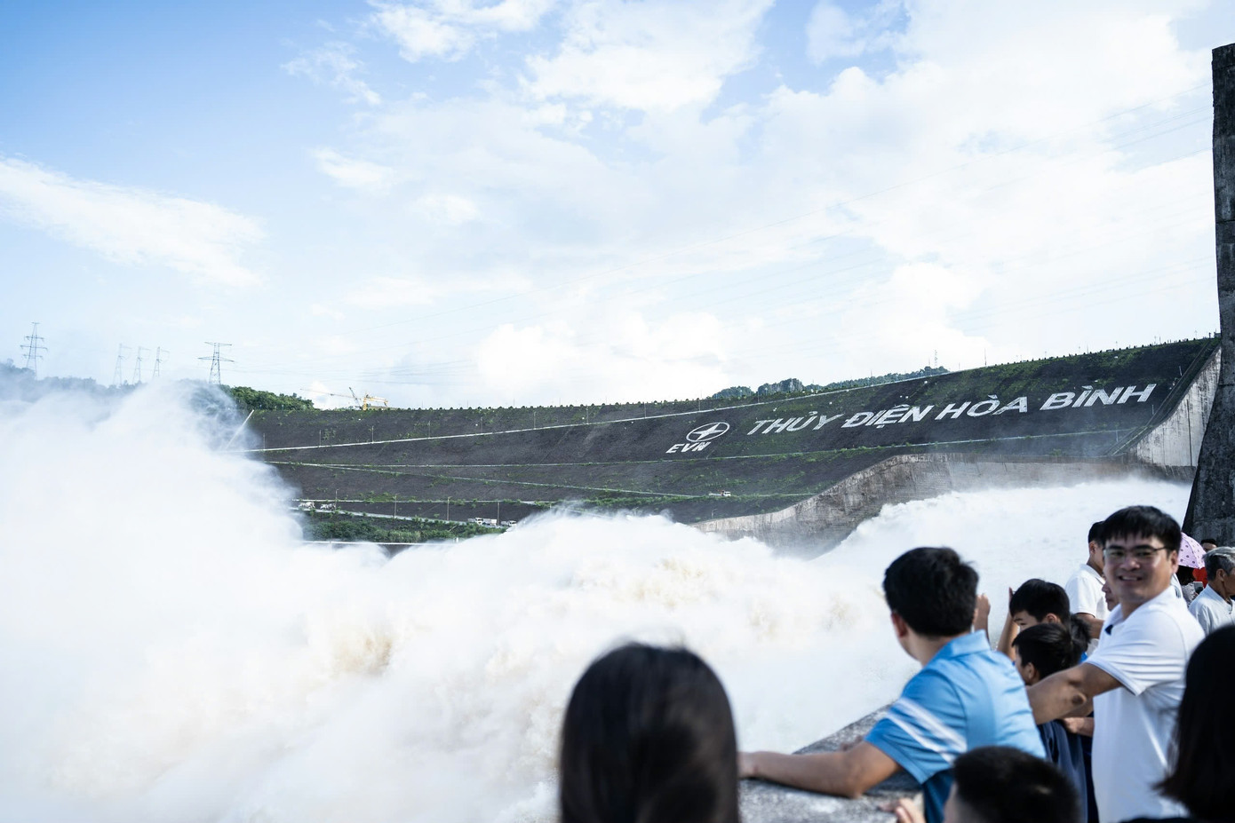 Nhiều người dân hiếu kỳ đến xem đập thủy điện Hòa Bình xả lũ từ rất sớm.