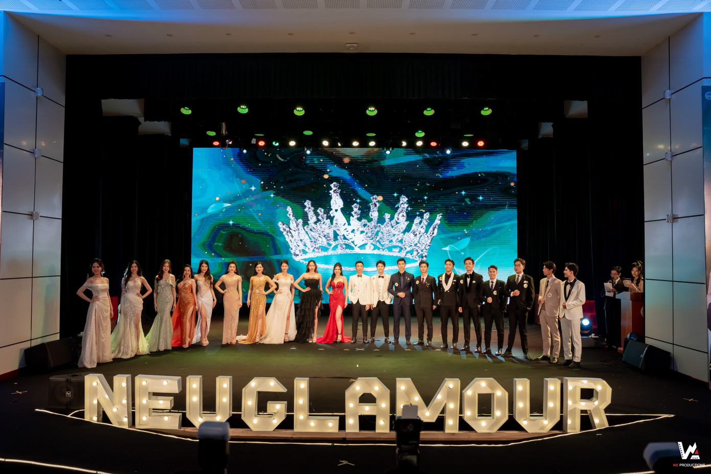 Top 20 thí sinh có số điểm cao nhất tiếp tục đến với phần thi trang phụ dạ hội. Tong phần thi này, thí sinh nữ chọn trang phục dạ hội lộng lẫy, váy cúp ngực, xẻ tà tôn dáng. Những thí sinh nam lại chọn vest lịch lãm, trang trọng.