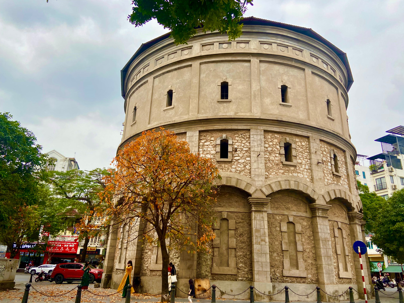 Bốt Hàng Đậu là một trong những công trình kiến trúc cổ độc đáo ở Thủ đô Hà Nội. Công trình được xây dựng vào năm 1864, nằm sát nút giao của 6 phố cổ như Hàng Than, Hàng Lược, Hàng Giấy, Hàng Đậu, Quán Thánh và Phan Đình Phùng. Công trình này mang đậm nét đặc sắc kiến trúc Pháp. Đến mùa thay lá, hàng lộc vừng xung quanh chuyển sắc đỏ, sắc vàng hòa quyện, điểm xuyết, càng làm tôn lên vẻ đẹp lãng mạn nơi đây. - Ảnh: Lâm Thùy Dương