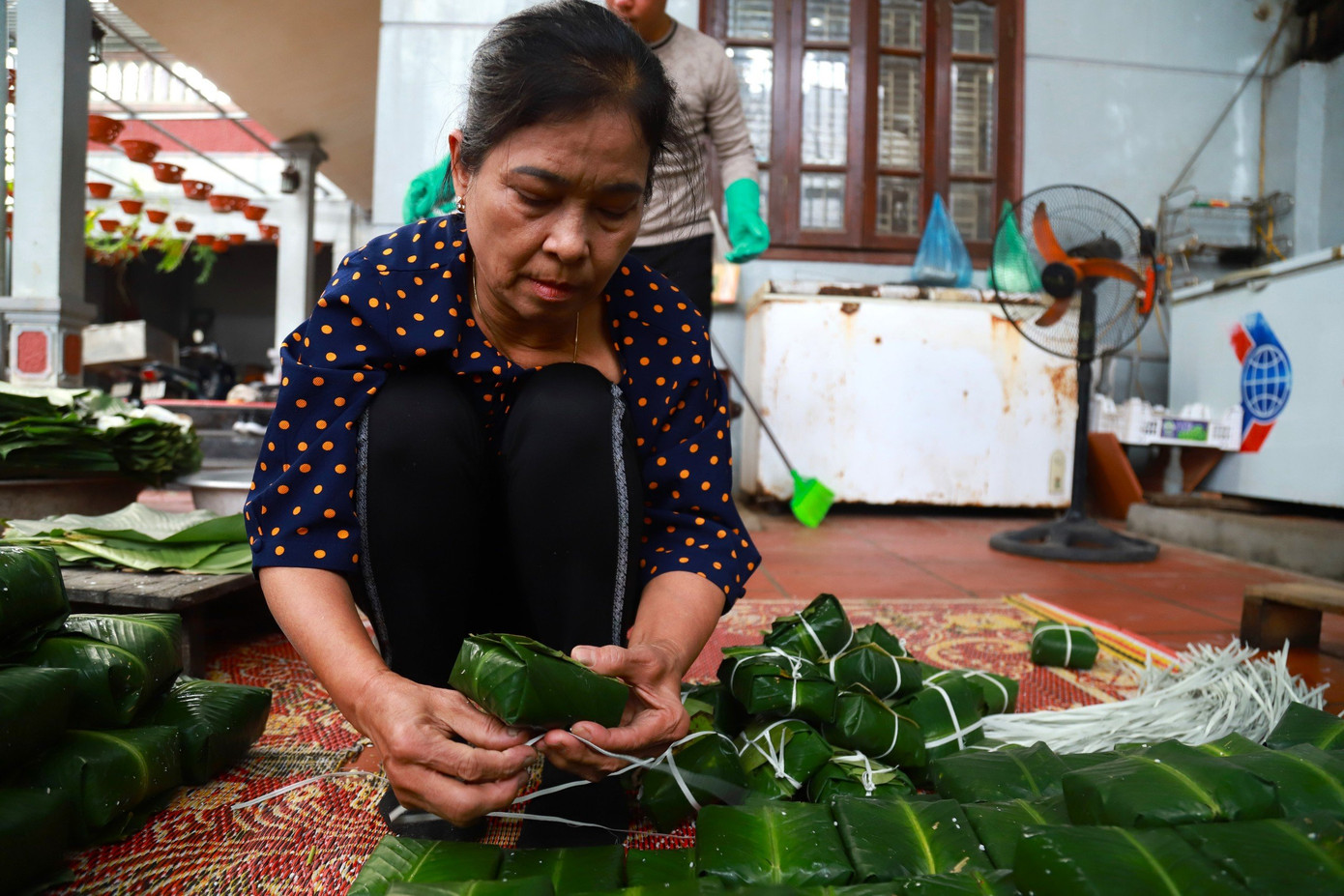 Với gần 50 năm kinh nghiệm làm nghề, bà Nguyễn Thị Dạp (63 tuổi) cho hay: "Tôi từ bé đã được tiếp xúc với nghề và bắt đầu làm từ năm 16 tuổi. Nghề này mang lại nguồn thu nhập chính cho mỗi gia đình. Số tiền kiếm được từ nghề làm bánh chưng không chỉ đủ để chi tiêu sinh hoạt gia đình hằng ngày mà còn đủ để chúng tôi nuôi dạy con cái, dựng vợ gả chồng, xây nhà cửa... ổn định cuộc sống".
