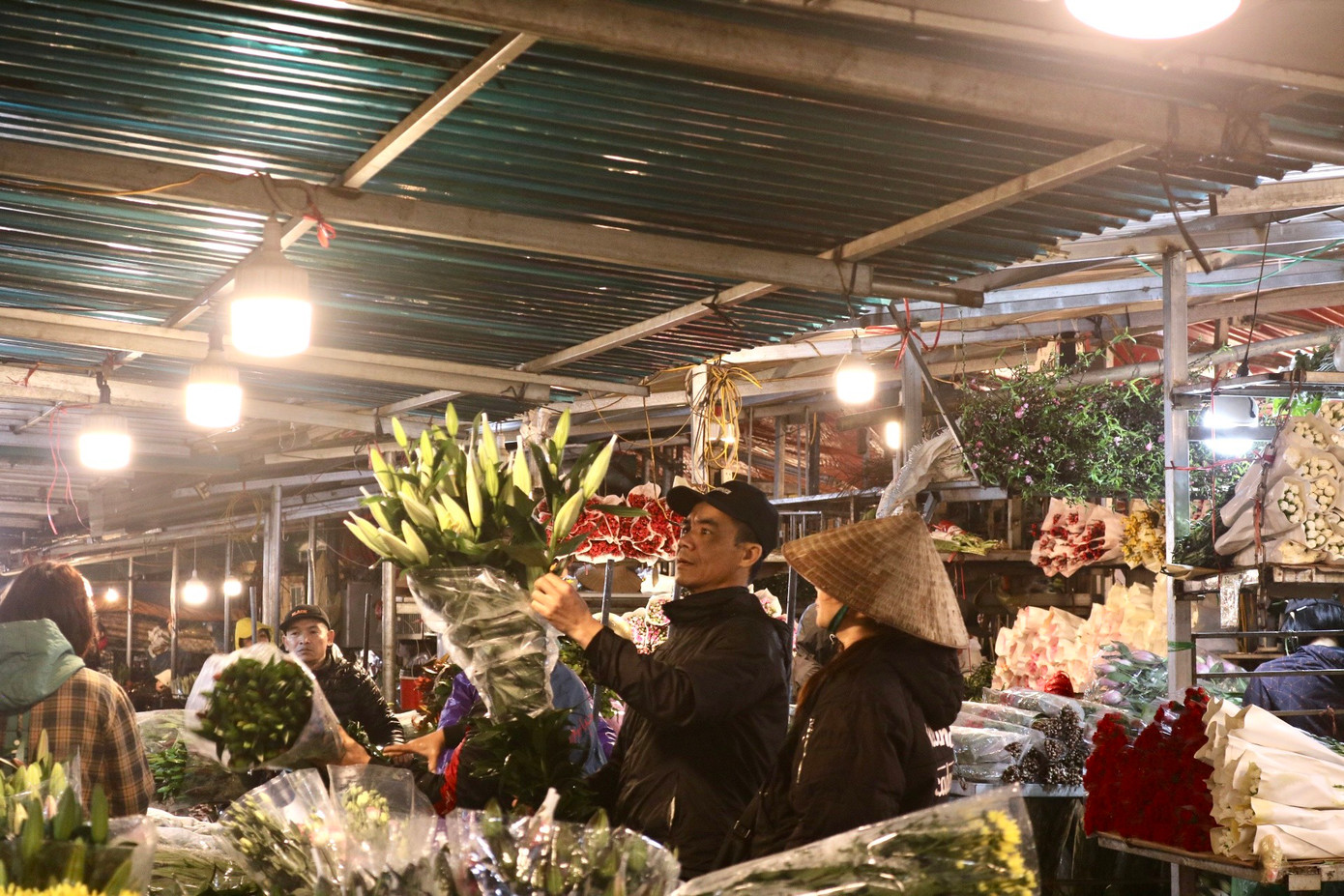 Ông Nhượng (tiểu thương tại chợ) cho biết năm nay hoa đẹp, được mùa, giá bình ổn hơn mọi năm nhưng lượng khách đến mua hoa đêm trước rằm tháng Giêng lại giảm.