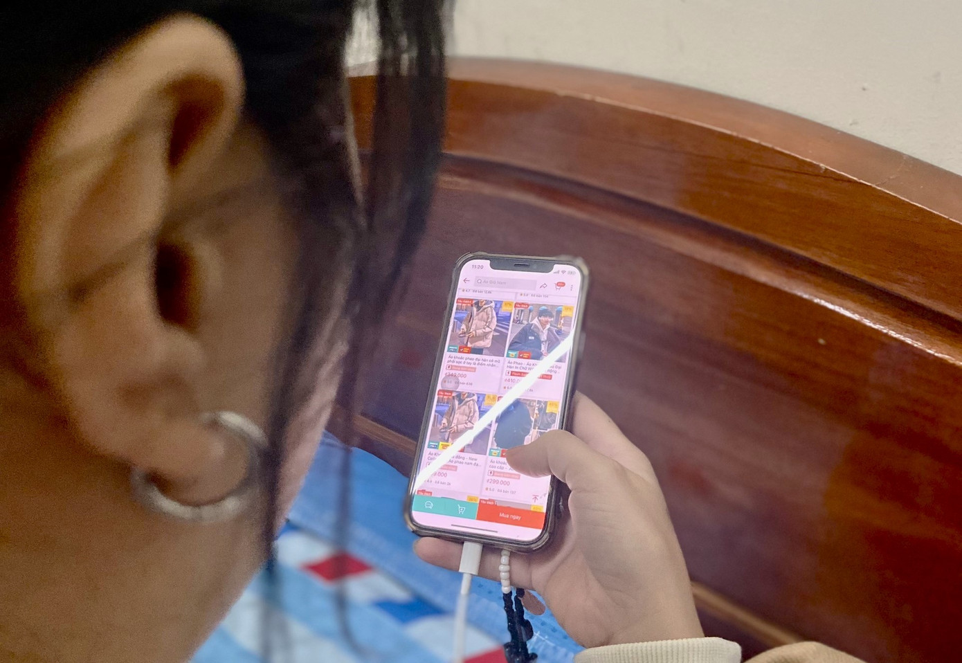 Lướt "chợ mạng" như một thói quen.