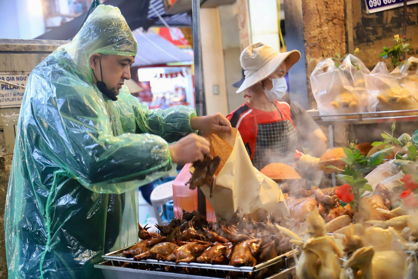 Bên cạnh gà ngậm hoa hồng thì chim quay cũng là mặt hàng thu hút khách.