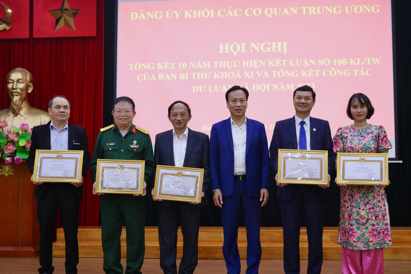 Đảng ủy Khối các cơ quan Trung ương khen thưởng cho 5 cá nhân có thành tích xuất sắc trong việc thực hiện kết luận số 100-KL/TW của Ban Bí thư. Đảng ủy Khối các cơ quan Trung ương khen thưởng cho 5 cá nhân có thành tích xuất sắc trong việc thực hiện kết luận số 100-KL/TW của Ban Bí thư.