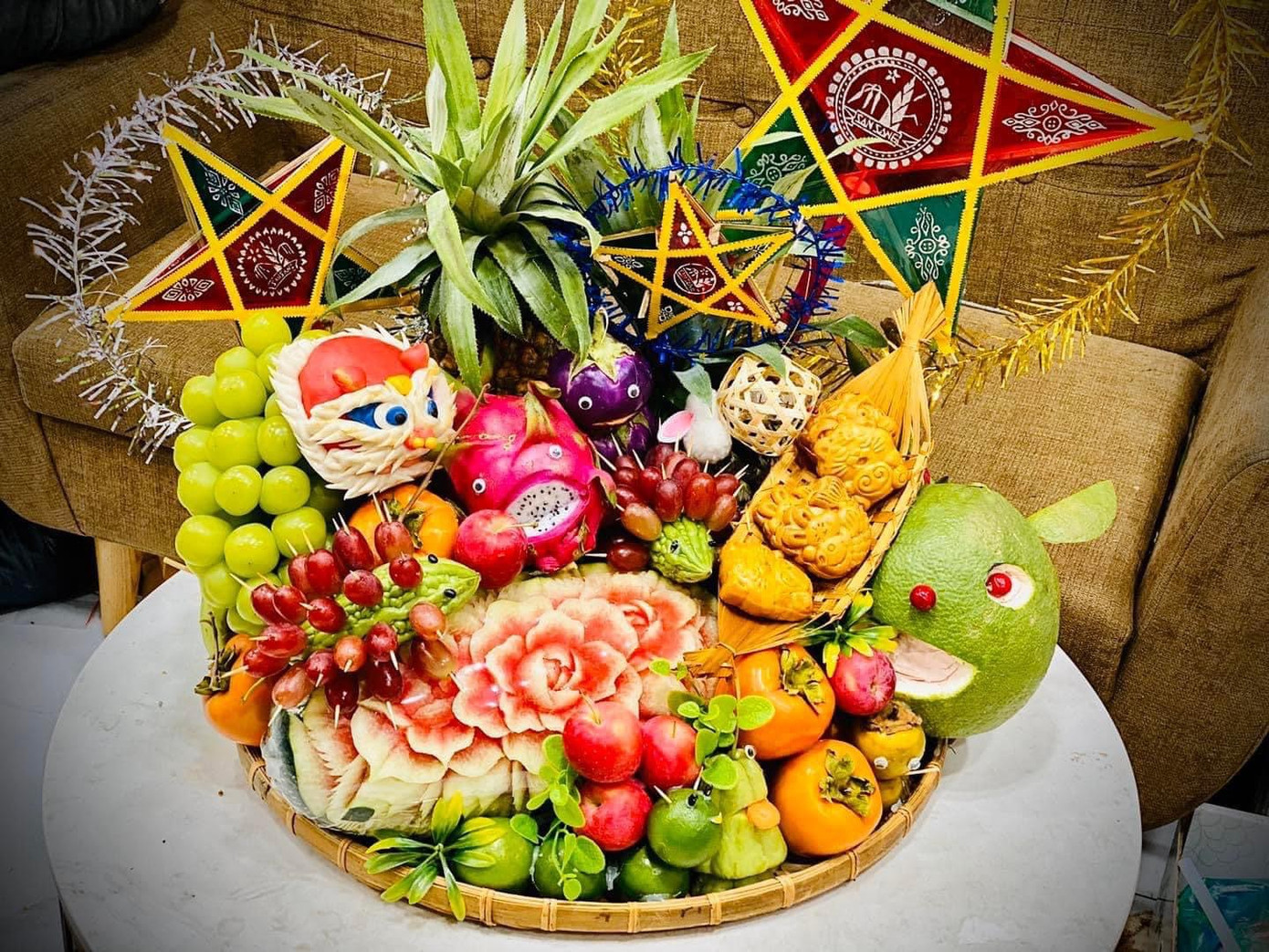 Ngoài những mâm cỗ to, nhiều phụ huynh cũng chọn những mâm ngũ quả "bé bé, xinh xinh" để vừa với những không gian cần bày trí. Ngoài những mâm cỗ to, nhiều phụ huynh cũng chọn những mâm ngũ quả "bé bé, xinh xinh" để vừa với những không gian cần bày trí.