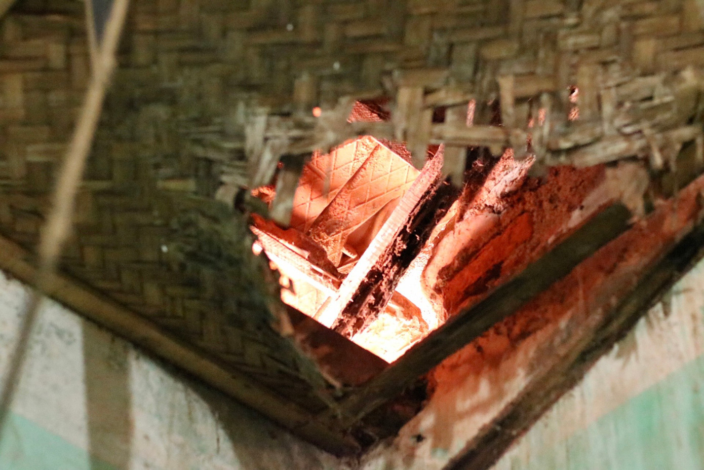 Trải qua hơn 4 thập kỷ, ngôi nhà đã xuống cấp một cách trầm trọng, nhiều hạng mục công trình nứt gãy, mục nát đe dọa đến cuộc sống của người dân.