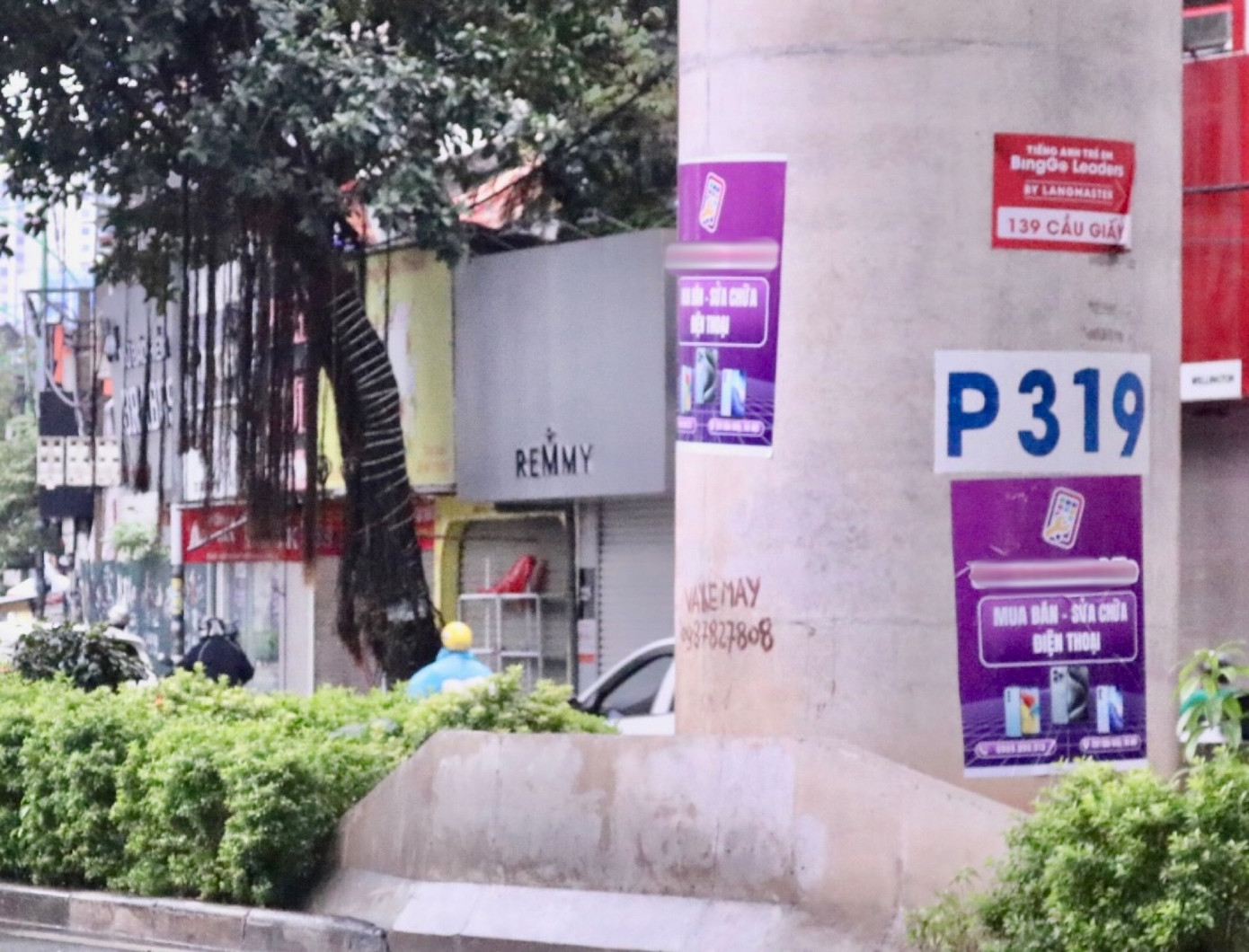 Tại trụ cầu số 319 và 321 đoạn giao với đường Nguyễn Văn Huyên kéo dài, các tấm quảng cáo được dán ở 3 mặt (2 mặt dọc tuyến đường Cầu Giấy và một mặt đối diện với nút giao Nguyễn Văn Huyên - Cầu Giấy).