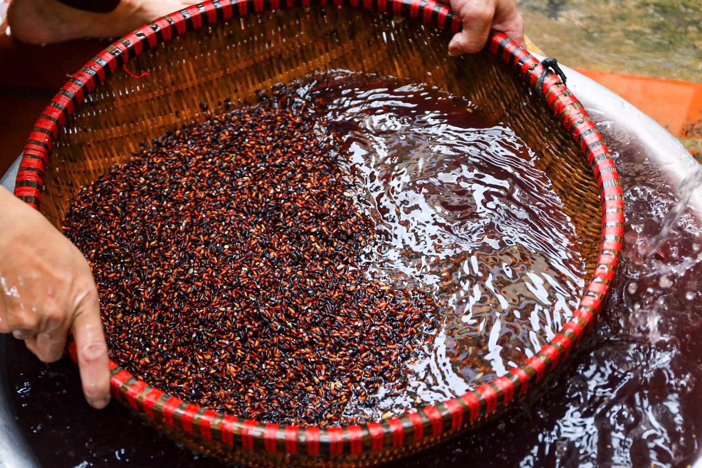 Nguyên liệu để làm cơm rượu nếp được lựa chọn kỹ càng, đảm bảo hạt gạo to tròn và đẹp, riêng với nếp trắng phải ngâm qua 2 đêm mới đạt tiêu chuẩn còn gạo nếp cẩm thì phải vo thật sạch.