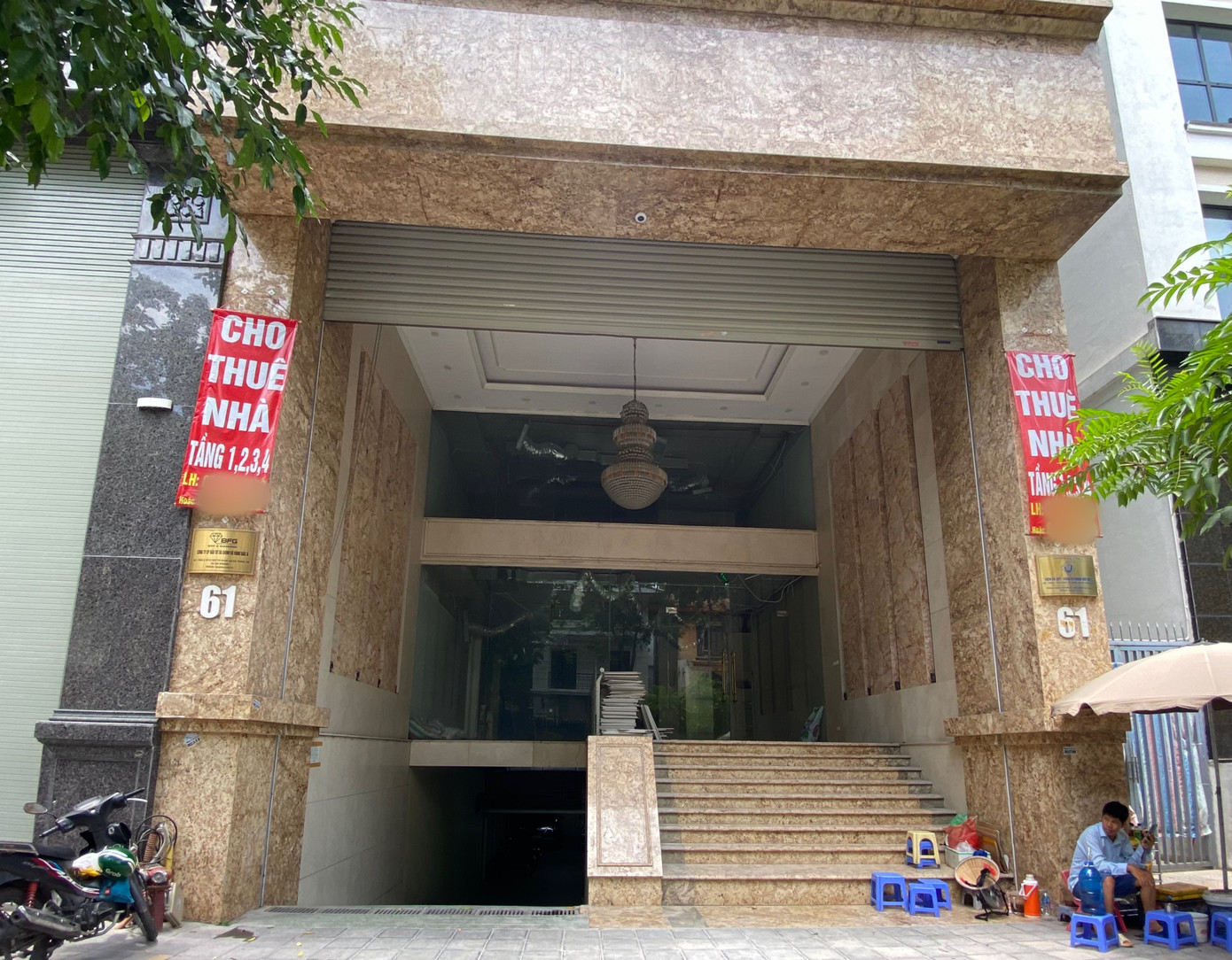 Theo ghi nhận, trên tuyến phố Ngô Thì Nhậm, một căn nhà khang trang với 4 tầng nổi và một tầng hầm đang treo biển cho thuê nguyên căn. Tuy nhiên nhiều tuần nay rồi vẫn chưa tìm được người thuê vì diện tích lớn, giá thuê không hề nhỏ. Theo ghi nhận, trên tuyến phố Ngô Thì Nhậm, một căn nhà khang trang với 4 tầng nổi và một tầng hầm đang treo biển cho thuê nguyên căn. Tuy nhiên nhiều tuần nay rồi vẫn chưa tìm được người thuê vì diện tích lớn, giá thuê không hề nhỏ.