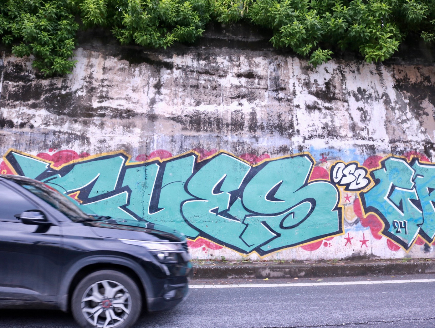 Nhiều khu vực bị vẽ bậy từ lâu các hình ảnh đã dần mất nét, bong tróc gây nên tình trạng mất thẩm mỹ, nhếch nhác.