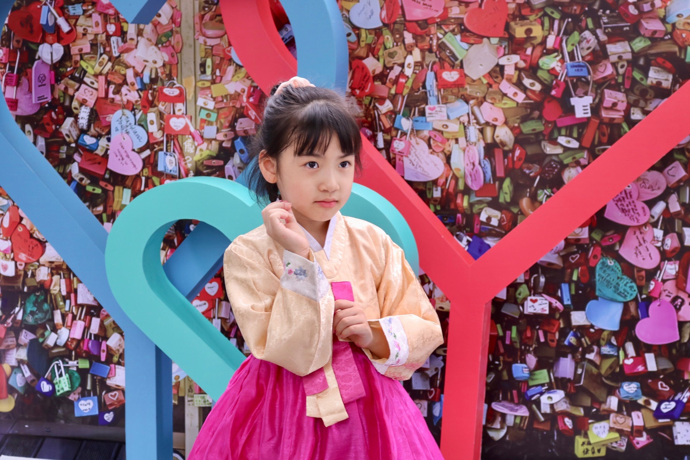 Nhiều em nhỏ cũng được phụ huynh đưa đến lễ hội để trải nghiệm văn hóa Hàn Quốc.