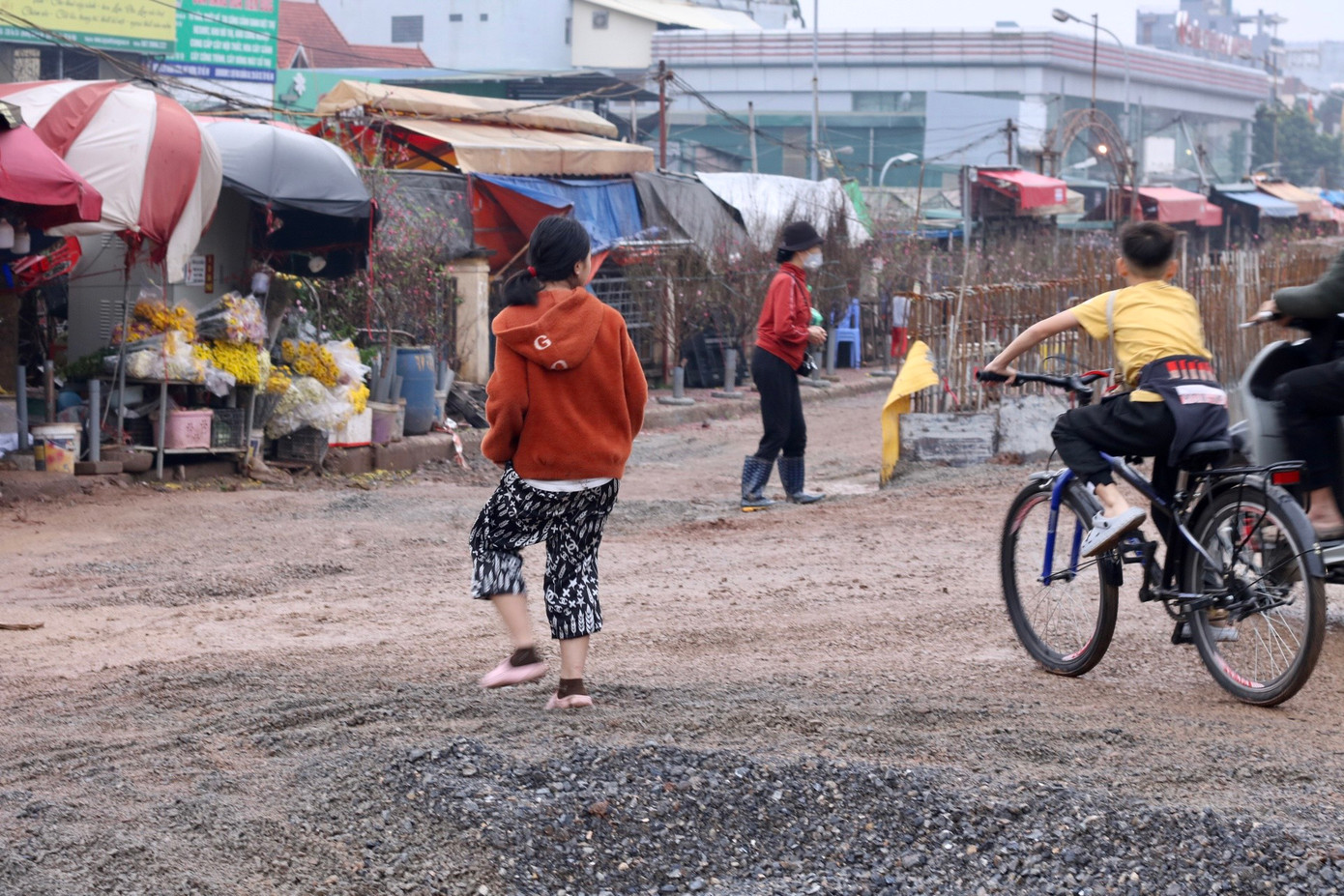 Người đi bộ kéo cao quần, đi ủng để đỡ bị dính bẩn. Bà Thu (50 tuổi) sống trên đường Âu Cơ cho biết: "Đường mưa trơn trượt khổ lắm, nước thì đọng, đường thì bẩn, mùa mưa mà ngập lên thì hôi thối kinh khủng". Bà Thu cho biết thêm, để đỡ bị trơn trượt, bẩn quần áo, những ngày này ra ngoài bà đều đi ủng thay vì mang theo những đôi dép thường ngày. Người đi bộ kéo cao quần, đi ủng để đỡ bị dính bẩn. Bà Thu (50 tuổi) sống trên đường Âu Cơ cho biết: "Đường mưa trơn trượt khổ lắm, nước thì đọng, đường thì bẩn, mùa mưa mà ngập lên thì hôi thối kinh khủng". Bà Thu cho biết thêm, để đỡ bị trơn trượt, bẩn quần áo, những ngày này ra ngoài bà đều đi ủng thay vì mang theo những đôi dép thường ngày.