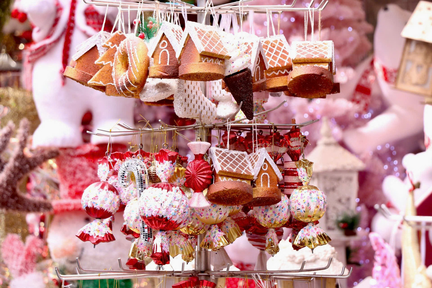 Nhiều mặt hàng khác như hoa tuyết, chuông, dây kim tuyến, bờm tuần lộc... được bán với giá từ 4.000 - 200.000 đồng tùy kích thước, chất liệu, kiểu dáng; quần áo ông già Noel giá phổ biến từ 100.000 - 500.000 đồng/bộ; vòng lá mùa vọng dao động từ 250.000 - 800.000 đồng/vòng.