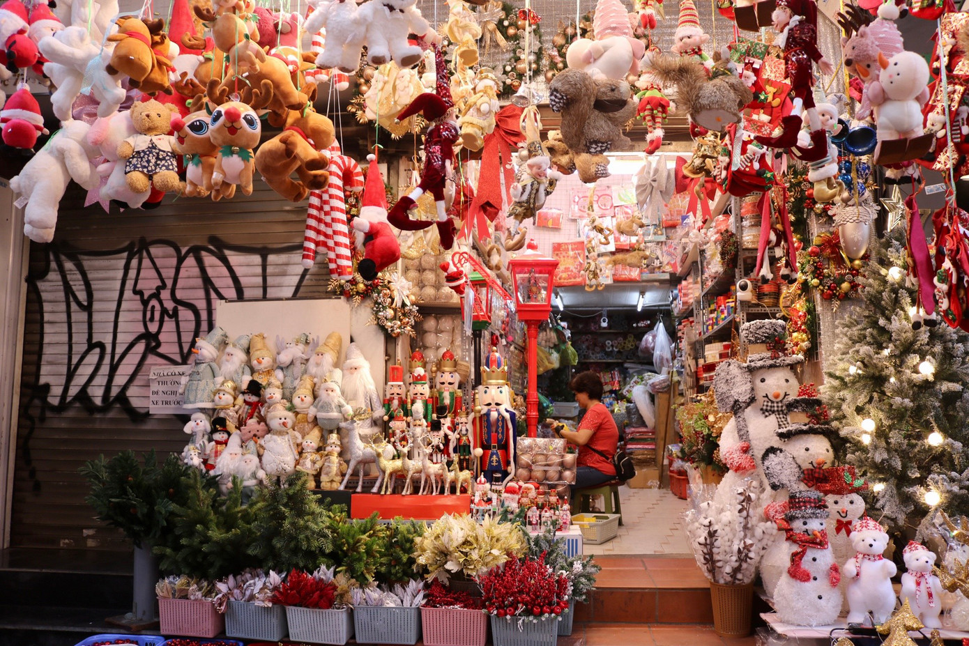 Các cửa hàng đồ trang trí Noel bày bán rất nhiều sản phẩm phục vụ nhu cầu người tiêu dùng.