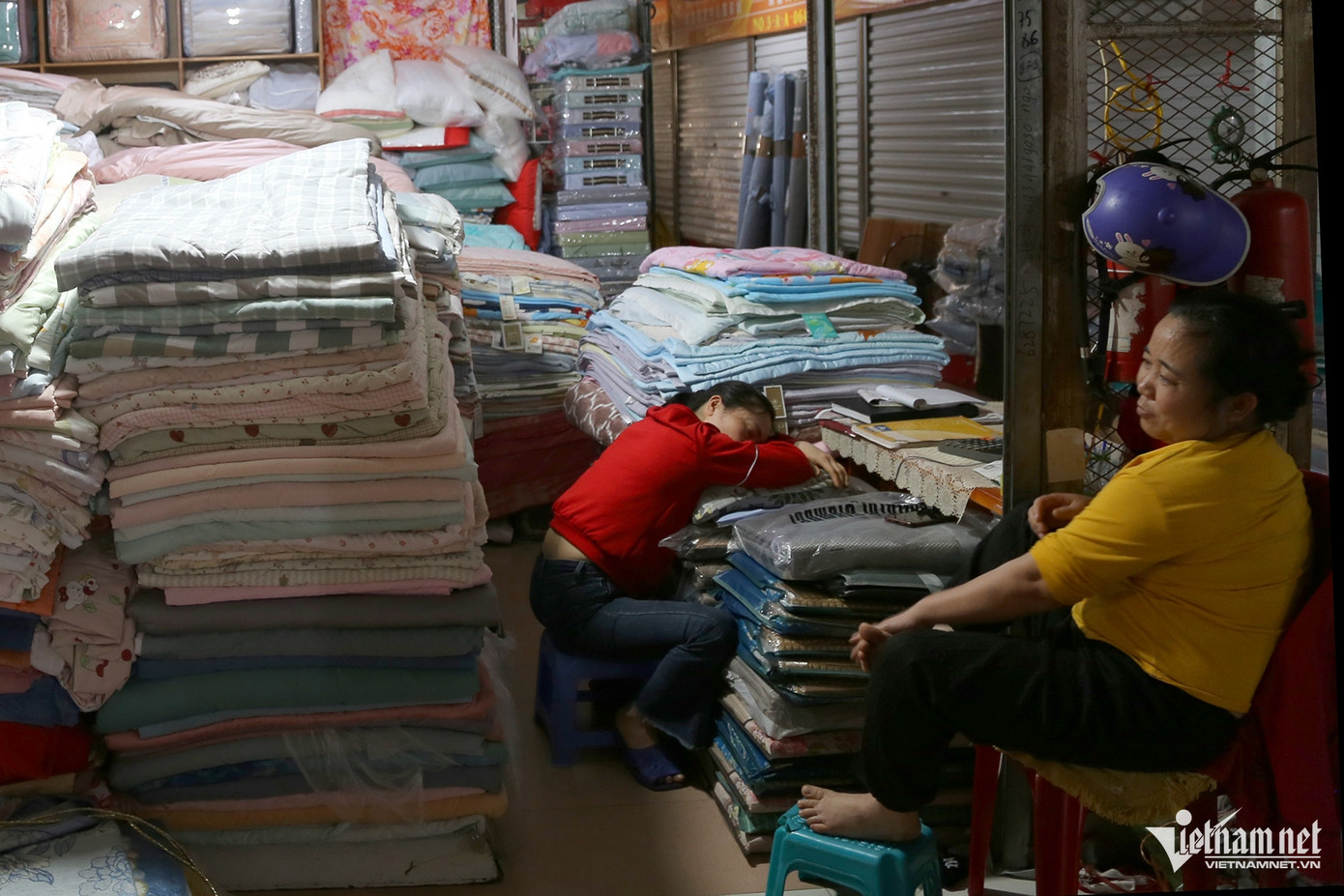 Không có khách lui tới, tiểu thương tại đây ngao ngán ngồi ở gian hàng. Ảnh: Phạm Công. Không có khách lui tới, tiểu thương tại đây ngao ngán ngồi ở gian hàng. Ảnh: Phạm Công.