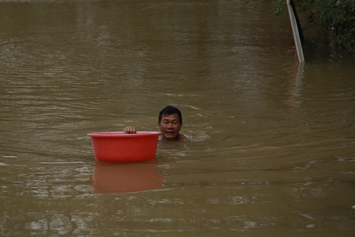 Người dân khổ sở ngụp lặn trong &quot;biển&quot; nước mênh mông.