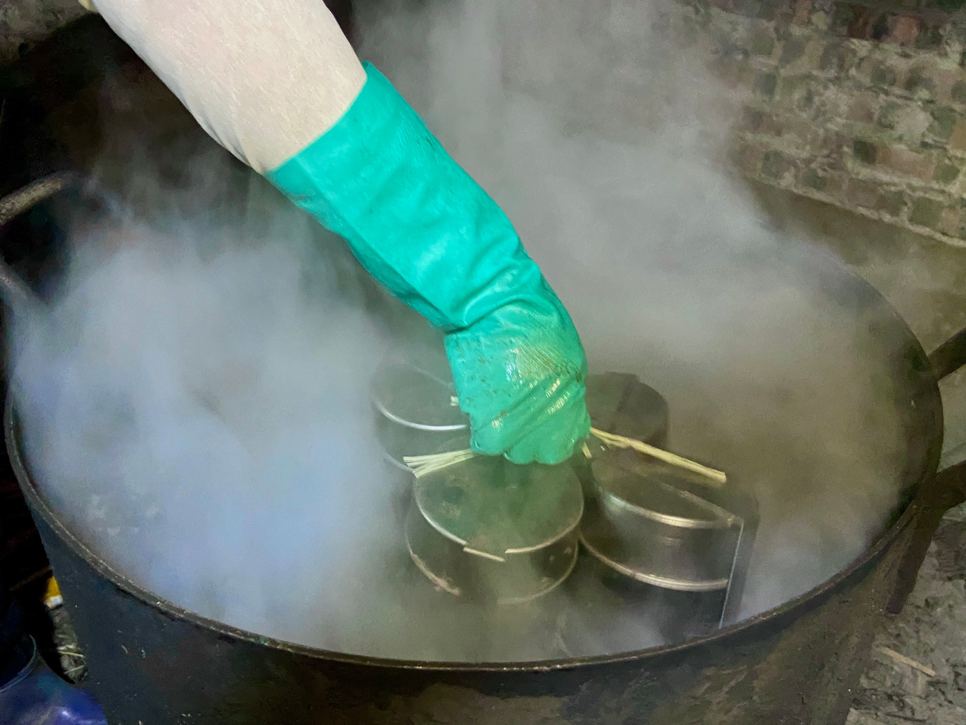 Đun sẵn nồi nước sôi trên bếp, thả giò ngập trong nước và đun khoảng 50 phút đến 1 tiếng là giò chín. Đun sẵn nồi nước sôi trên bếp, thả giò ngập trong nước và đun khoảng 50 phút đến 1 tiếng là giò chín.