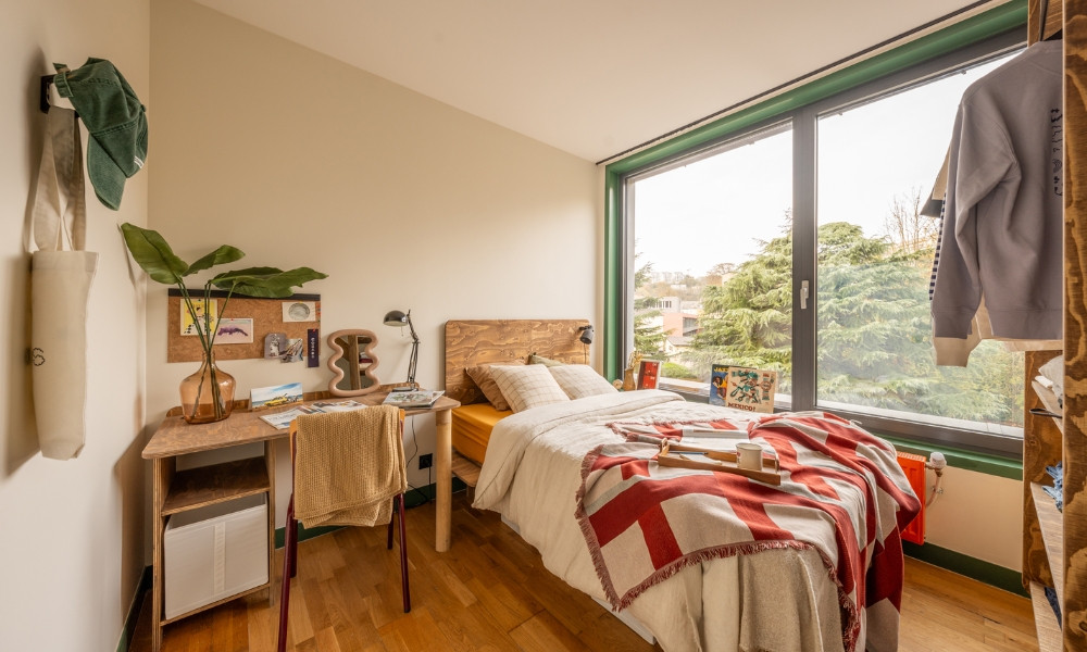 Phòng ngủ kiểu Nhật mang đến sự bình yên và kết nối với thiên nhiên qua từng chi tiết đơn giản. (Ảnh: Tổng hợp)