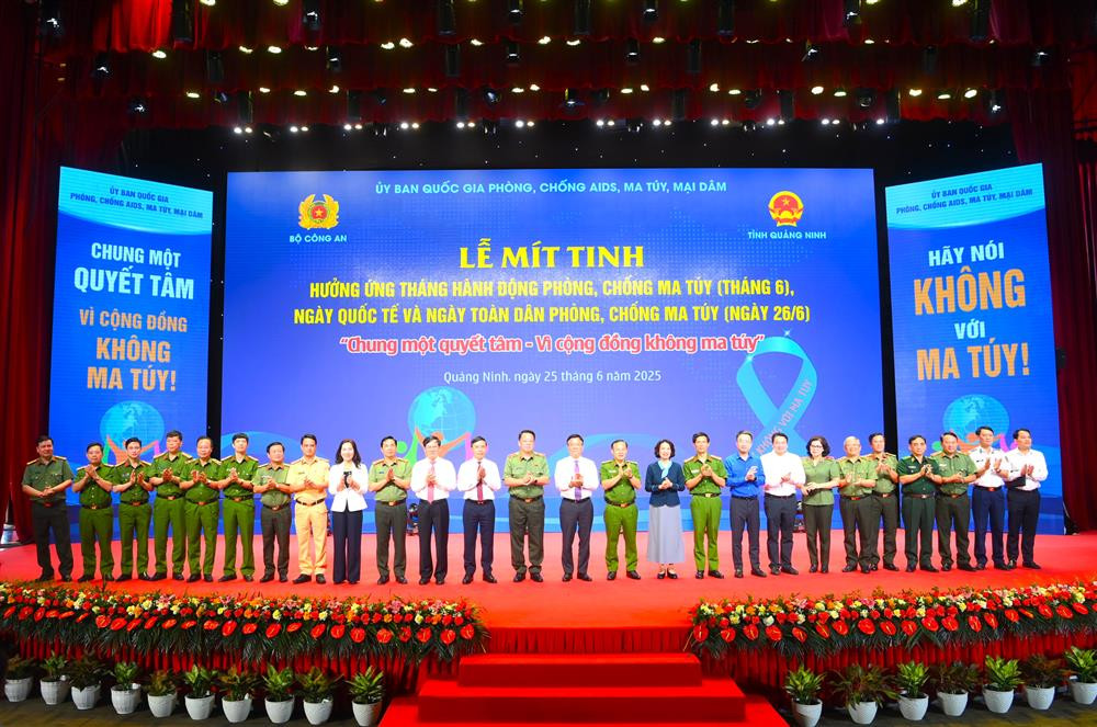 Phó Thủ tướng Chính phủ Lê Thành Long cùng các đại biểu chụp ảnh lưu niệm.