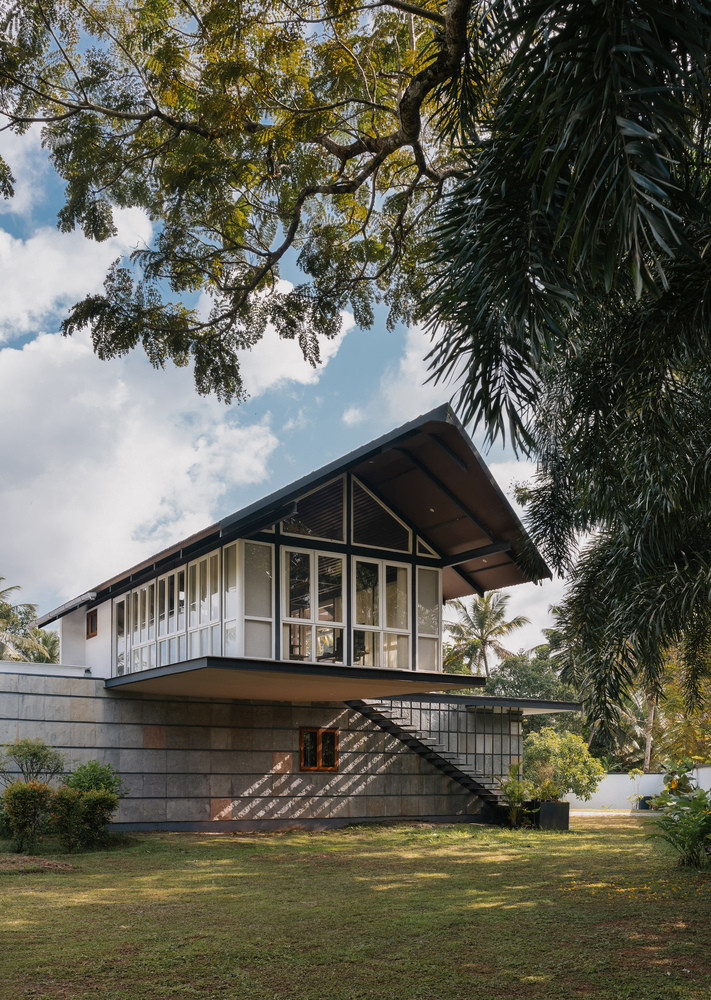 Điểm nhấn của công trình và cũng là nét “nghệ sĩ” nhất chính là phần mái đua khổng lồ vươn ra không gian bên ngoài. Đây không chỉ là chi tiết kỹ thuật đầy thách thức, mà còn là tuyên ngôn thẩm mỹ mang tính biểu tượng cho sự giao thoa giữa hiện đại và truyền thống.