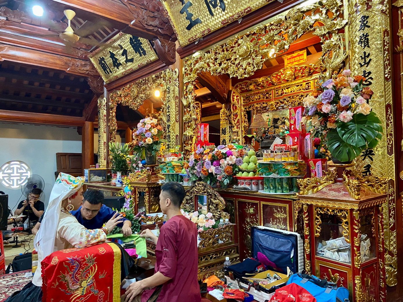 Những đàn hầu đồng được lập nên phục vụ nhu cầu tín ngưỡng của người dân. Những đàn hầu đồng được lập nên phục vụ nhu cầu tín ngưỡng của người dân.