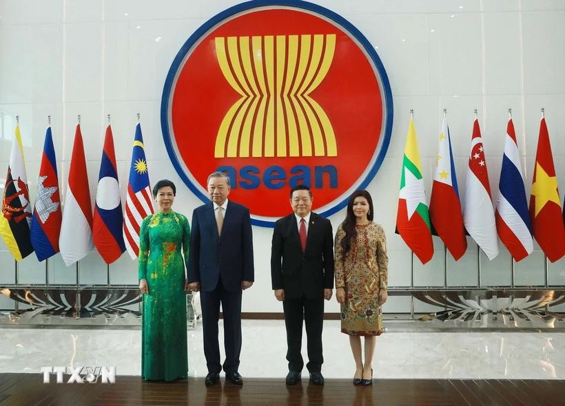 Tổng Bí thư Tô Lâm và Phu nhân cùng Tổng Thư ký ASEAN Kao Kim Hourn và Phu nhân tại Trụ sở Ban Thư ký ASEAN. (Ảnh: Thống Nhất/TTXVN) Tổng Bí thư Tô Lâm và Phu nhân cùng Tổng Thư ký ASEAN Kao Kim Hourn và Phu nhân tại Trụ sở Ban Thư ký ASEAN. (Ảnh: Thống Nhất/TTXVN)