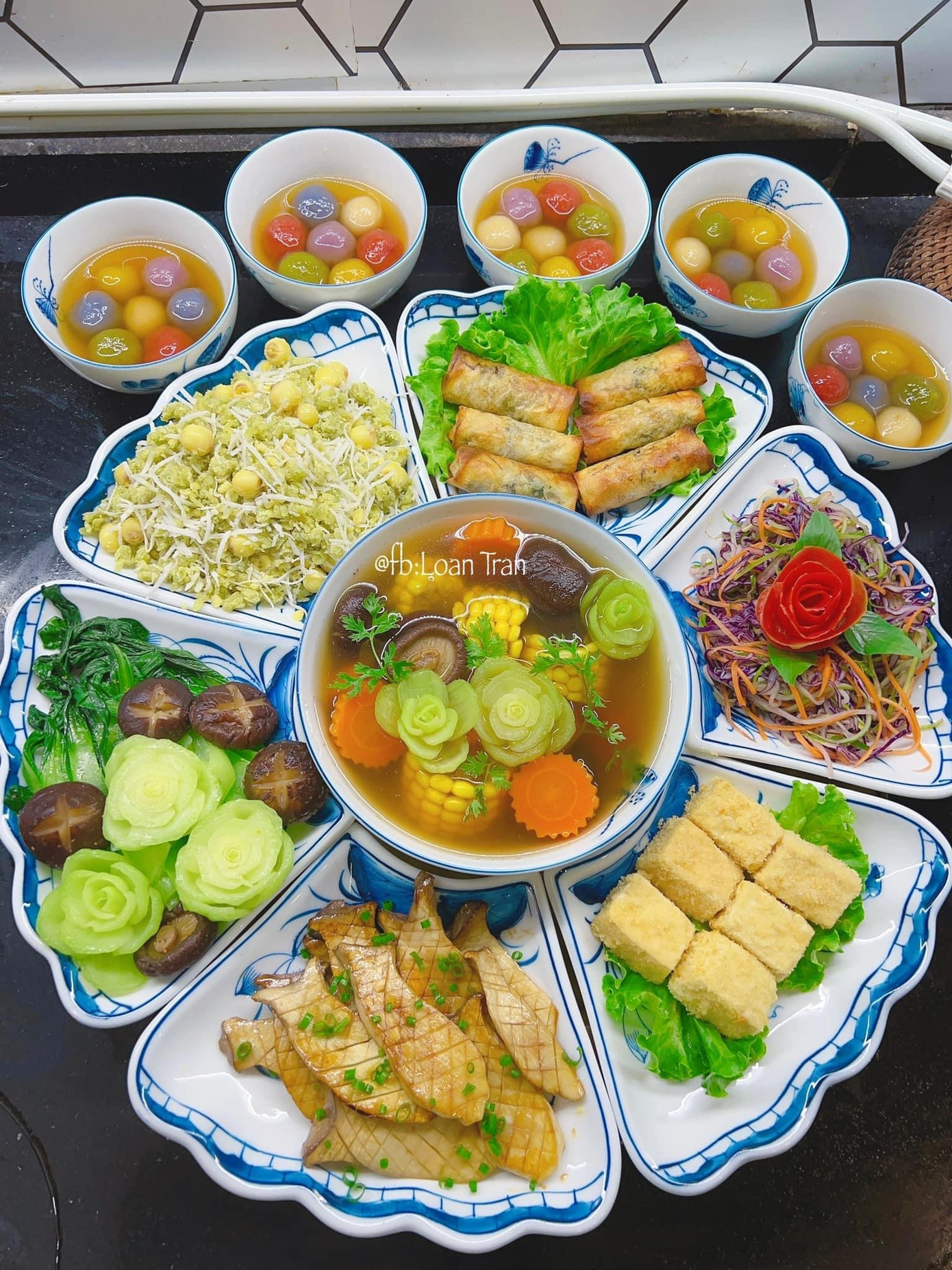 Mâm cỗ chay của chị Trần Loan (TP Hòa Bình) được bày biện rất bắt mắt.