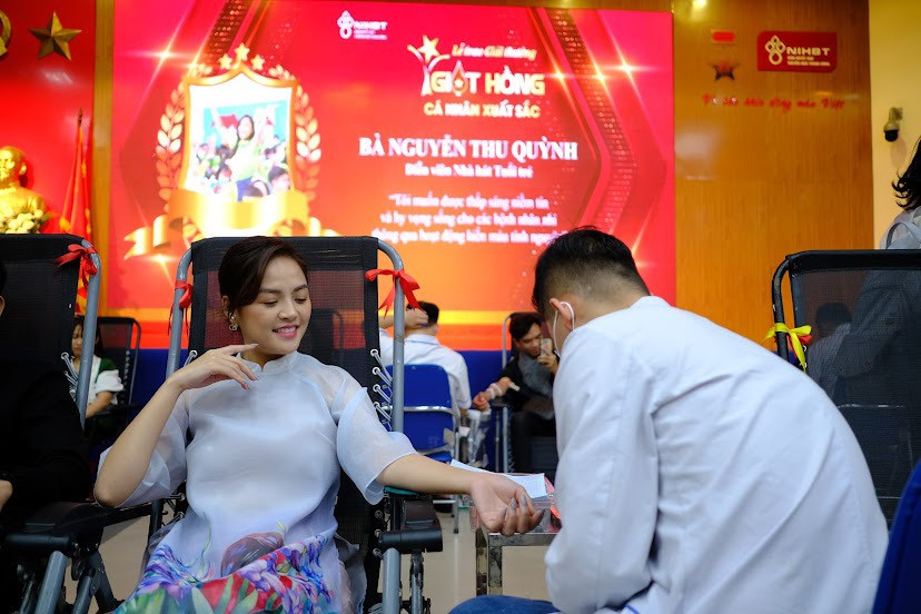 Diễn viên Thu Quỳnh hưởng ứng ngày hội hiến máu tại Viện Huyết học - Truyền máu Trung ương