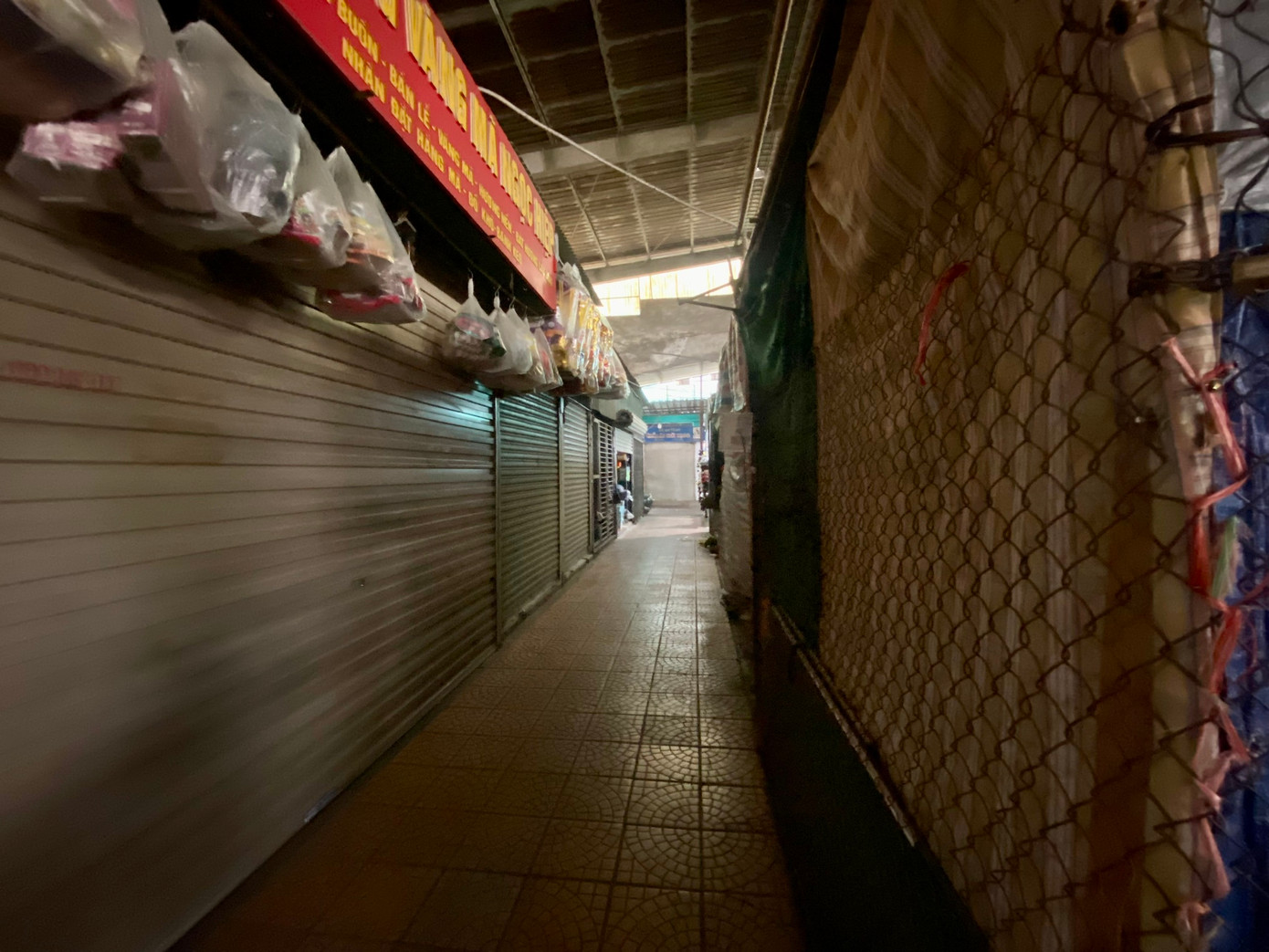 Hoạt động buôn bán ảm đạm, nhiều dãy ki-ốt có khi cả ngày không một bóng người qua lại.