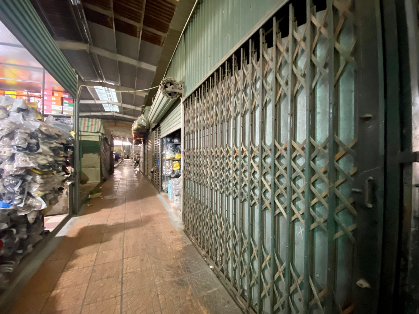 Tuy nhiên, ngay tại tầng 1, nhiều mặt bằng vẫn đang bỏ không, cửa đóng then cài.