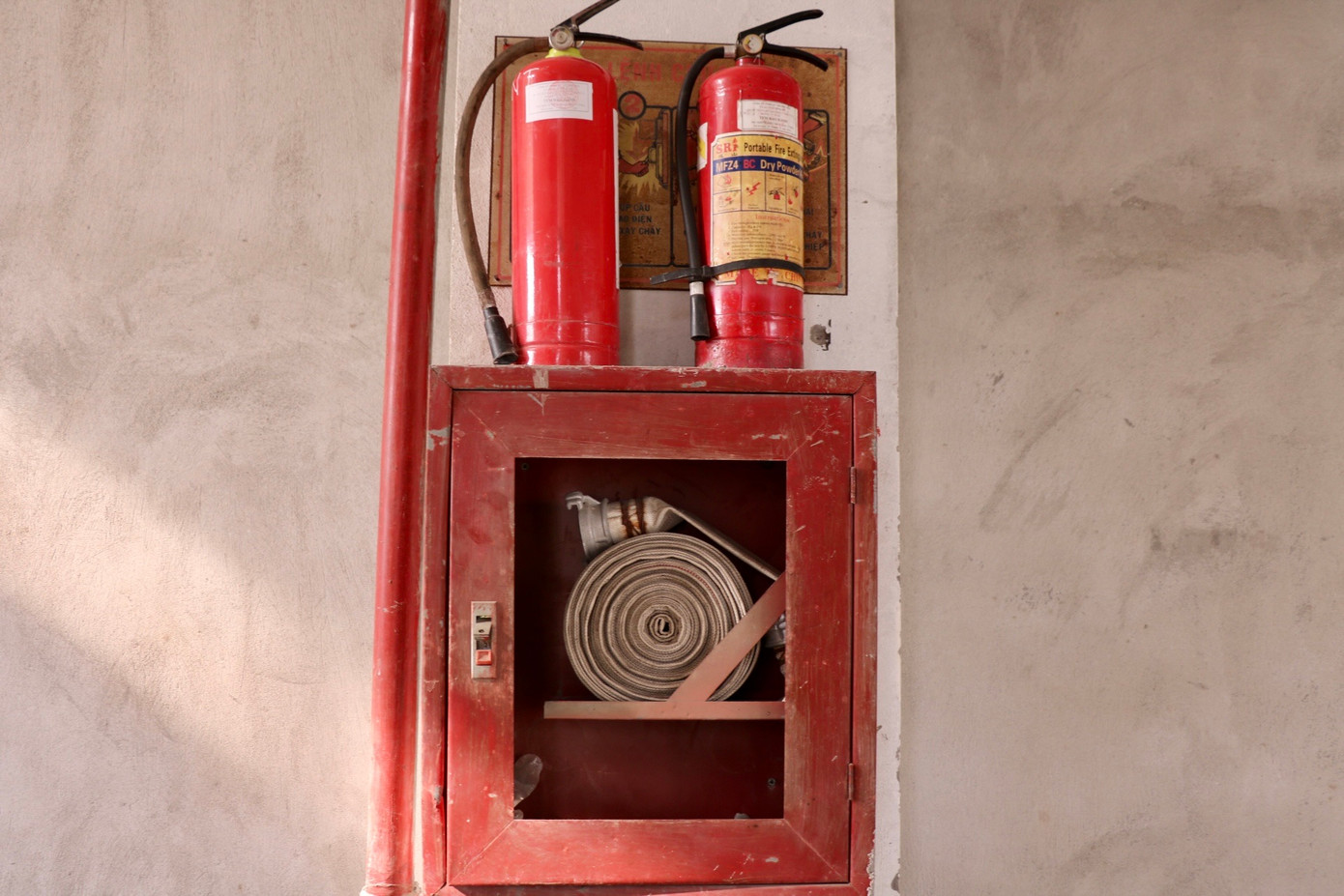 Hệ thống phòng cháy chữa cháy bị hoen gỉ, xuống cấp theo thời gian.