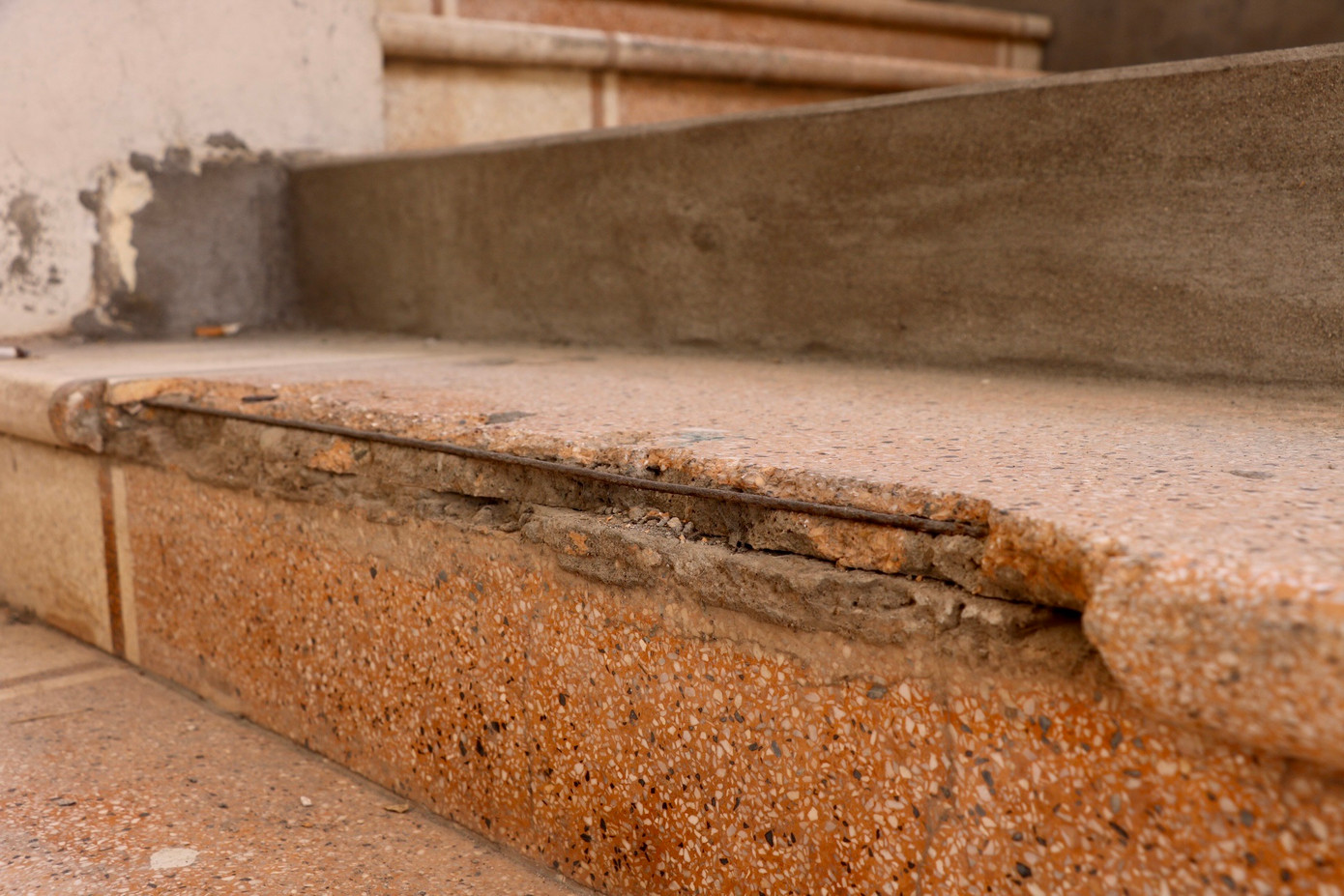 Nhiều hạng mục của chợ xuống cấp do lâu ngày không được sử dụng và tu sửa. Bên trong, cầu thang bộ nứt toác, lòi thép, tiềm ẩn nhiều nguy mất an toàn. Hệ thống chiếu sáng không được đảm bảo ở các tầng không sử dụng. Cửa kính vỡ và cầu thang máy hỏng cũng tiềm ẩn nhiều nguy cơ mất an toàn.