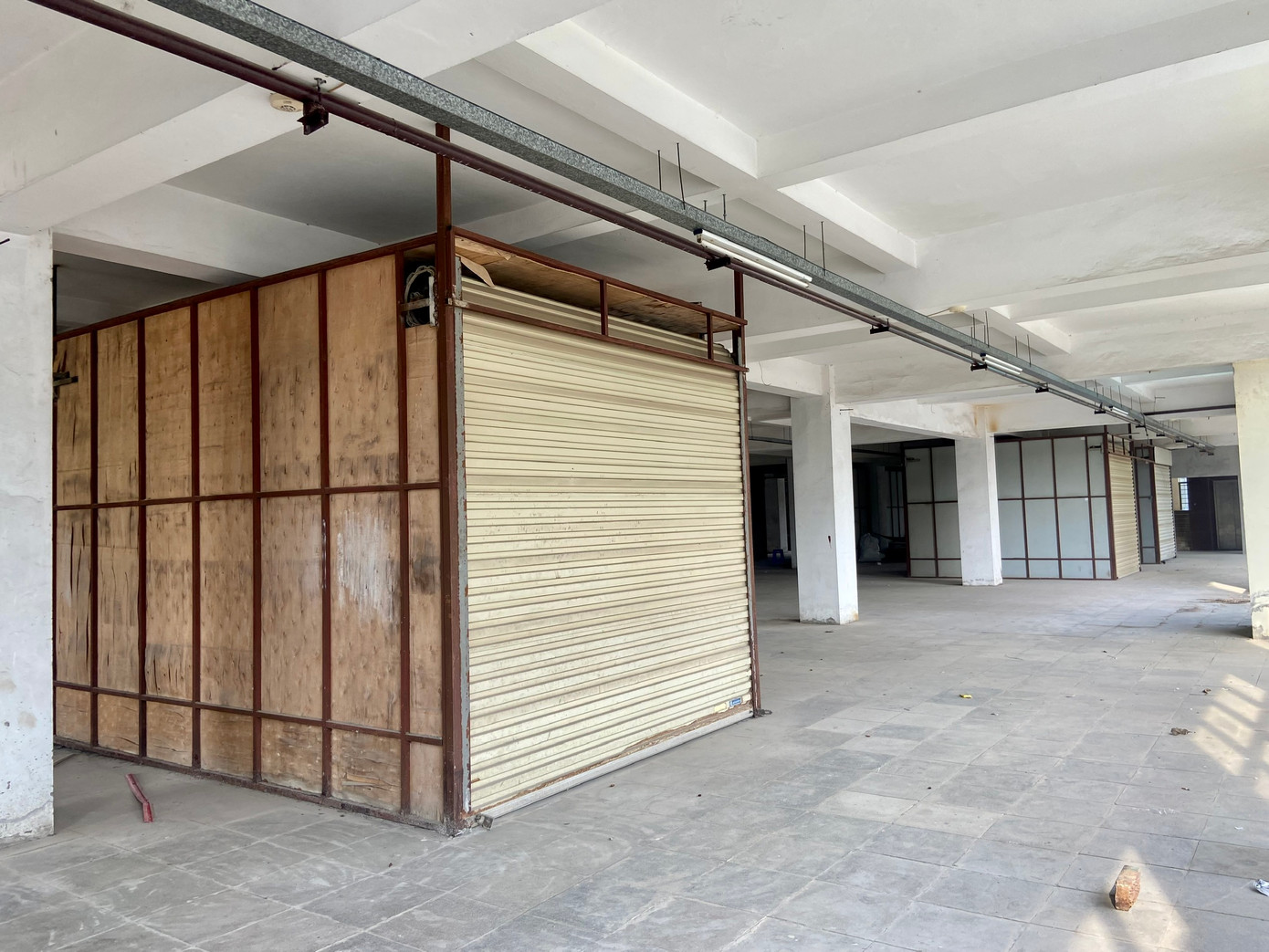 Từ tầng 2 trở lên đến tầng 5, gần như chưa được sử dụng, bỏ trống hoàn toàn.