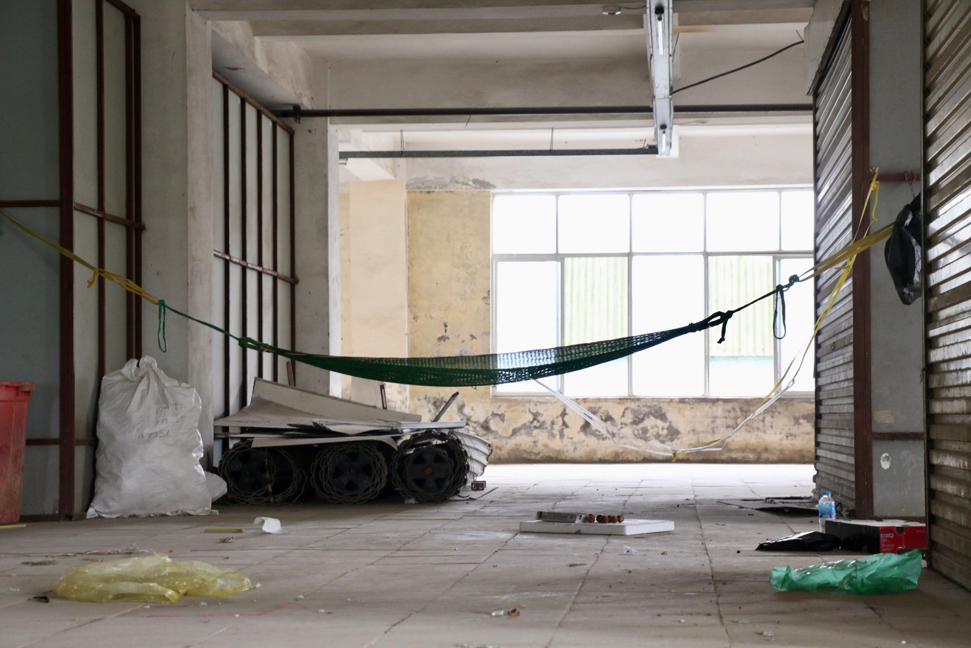 Nhiều không gian được biến thành nơi lưu trữ đồ. Bà N.T.H. - tiểu thương tại chợ Ngọc Thụy - cho biết: "Tôi kinh doanh ở đây cũng được 10 năm. Trước đây, tôi mua luôn ki-ốt với giá gần 800 triệu đồng, bây giờ chỉ cần đóng tiền dịch vụ hằng tháng. Tình hình buôn bán cũng được xem là ổn định. Chúng tôi vẫn có một lượng khách duy trì đều đặn mỗi ngày. Khách đến chợ đông hơn vào sáng sớm hoặc cuối ngày khi họ đi làm về."