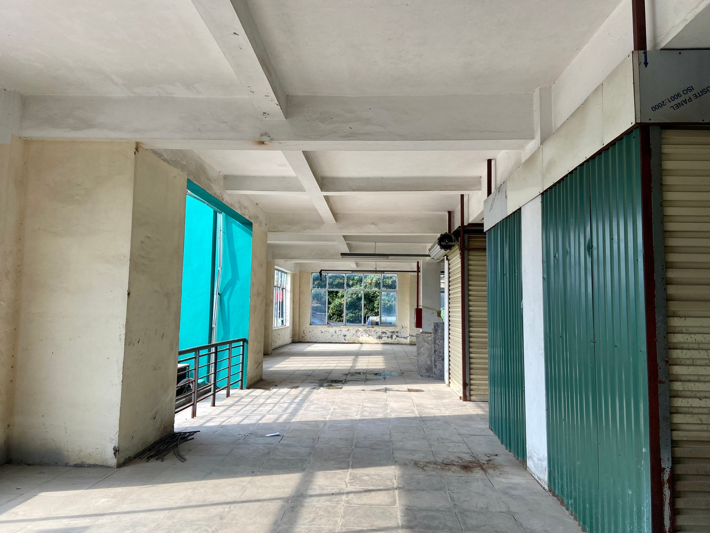 Từ tầng 2 trở lên đến tầng 5, gần như chưa được sử dụng, bỏ trống hoàn toàn.