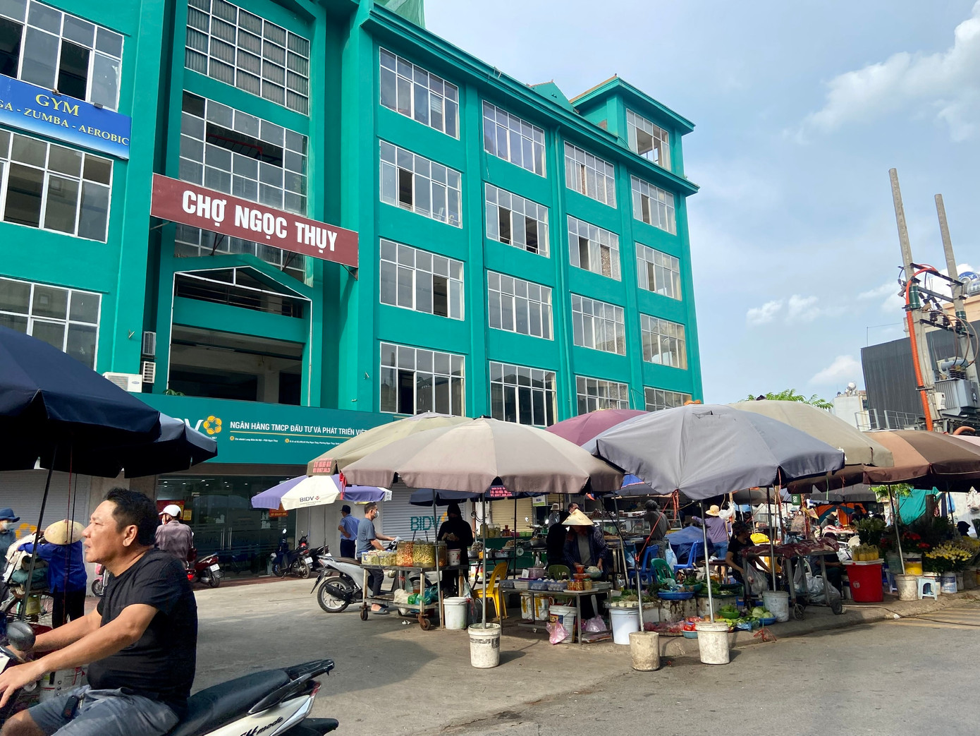 Buổi chiều, nhiều tiểu thương bán thực phẩm tươi sống trong chợ di chuyển ra phía đường để thuận tiện hơn cho việc buôn bán. Được xây dựng với kỳ vọng giải quyết nhu cầu mua sắm cho người dân phường Ngọc Thuỵ và các phường lân cận, vậy nhưng nay chợ Ngọc Thuỵ đìu hiu, tiểu thương hoạt động lay lắt giữa phố phường.