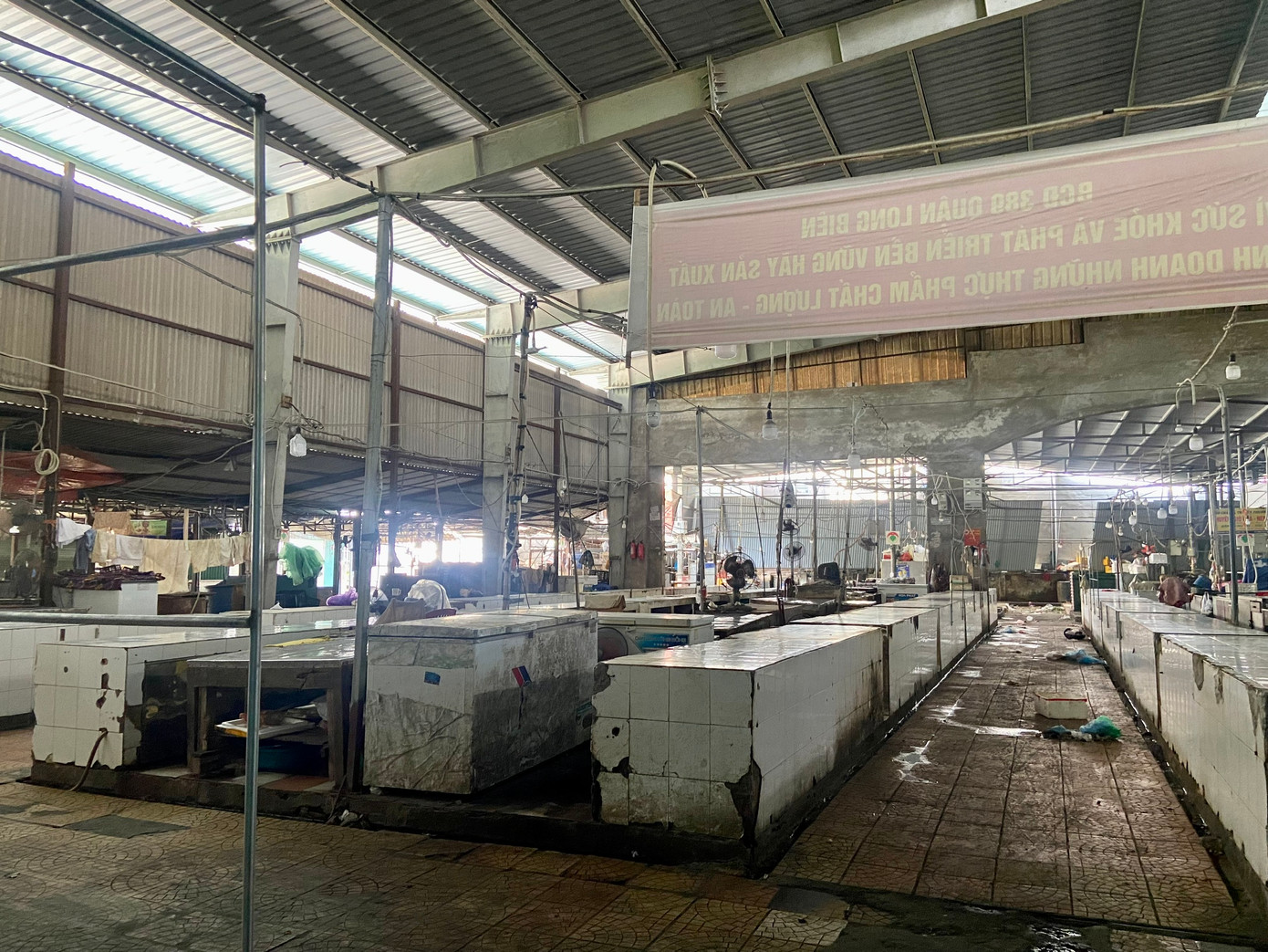 Một tiểu thương cho biết, khu vực bán đồ tươi sống ở tầng 1 chủ yếu hoạt động vào buổi sáng là chính