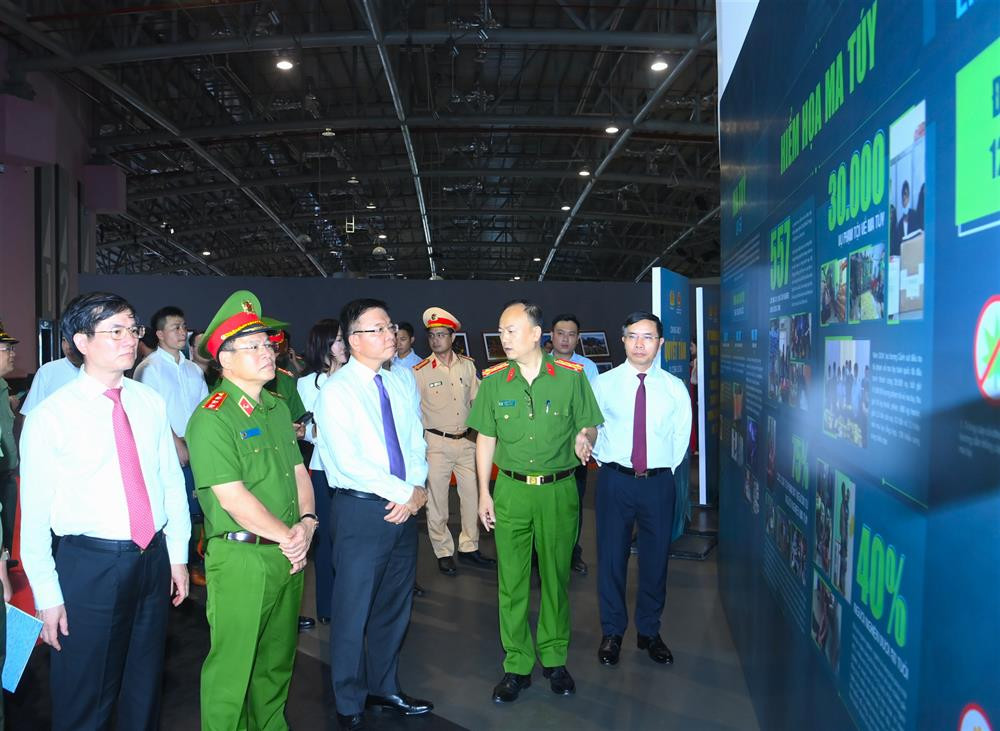 Phó Thủ tướng Chính phủ Lê Thành Long cùng các đại biểu nghe giới thiệu về công tác PCMT.