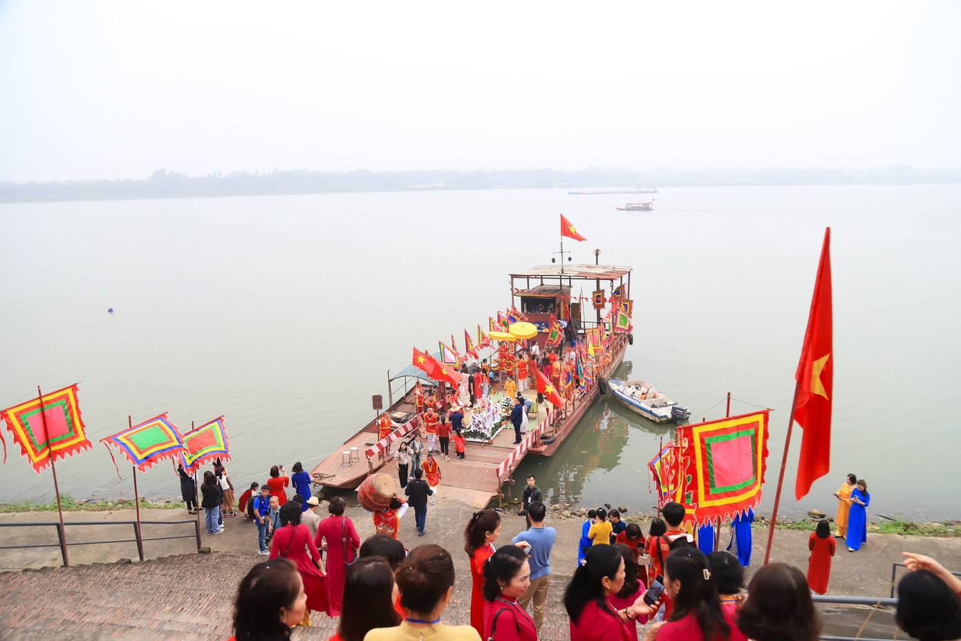 "Gần như làng nào trong đồng bằng Bắc Bộ cũng đều có lễ rước nước này. Mỗi một làng có một điều kiện khác nhau, như làng tôi gần sông nên sẽ ra sông lấy nước về để tế thánh còn những làng khác không có sông thì người ta có cái hồ rất rộng đằng trước cửa đình để người ta lấy nước mang về cúng thánh cả năm và mong ước của người dân là làm sao mưa thuận gió hòa cả năm, mùa màng tốt tươi, con cái học hành tiến bộ", ông Hưng cho biết thêm.
