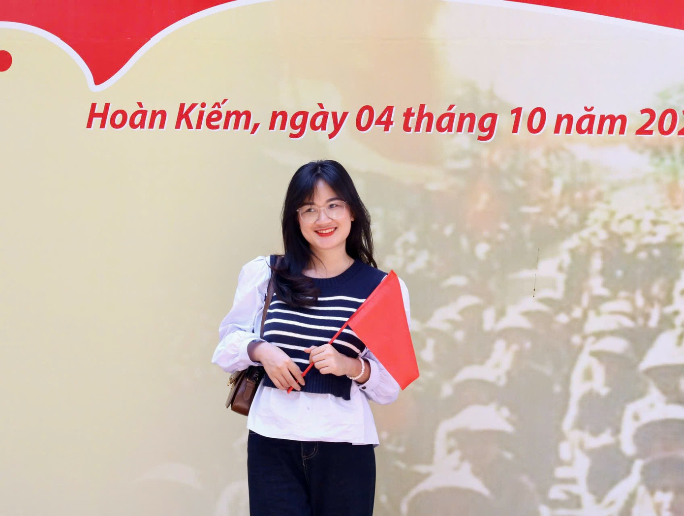 Nhiều bạn trẻ tìm đến phố bích họa Phùng Hưng để chụp cho mình những bức ảnh kỷ niệm nhân dịp kỷ niệm 70 năm ngày giải phóng Thủ đô.