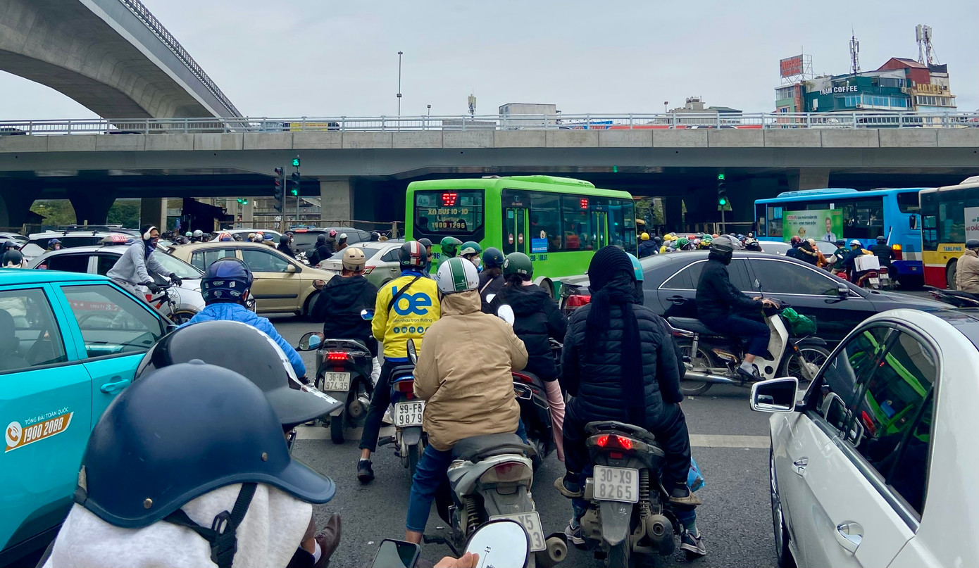 Do ảnh hưởng từ dự án, giao thông hướng Cầu Giấy đi Hồ Tùng Mậu cũng hỗn loạn mỗi khung giờ cao điểm. Bạn Nguyễn Thị Hải (sinh viên Học viện Báo chí và Tuyên truyền) chia sẻ: "Khoảng 17h30 trường tôi bắt đầu tan học, đây cũng là khung giờ mà nhiều nơi tan làm nên lượng phương tiện ngoài đường rất lớn. Trước đây từ trường về nhà tôi chỉ mất khoảng 15 phút nhưng từ khi có dự án tôi phải mất gấp đôi, có hôm gấp 3 thời gian ngày thường để về được đến nhà".