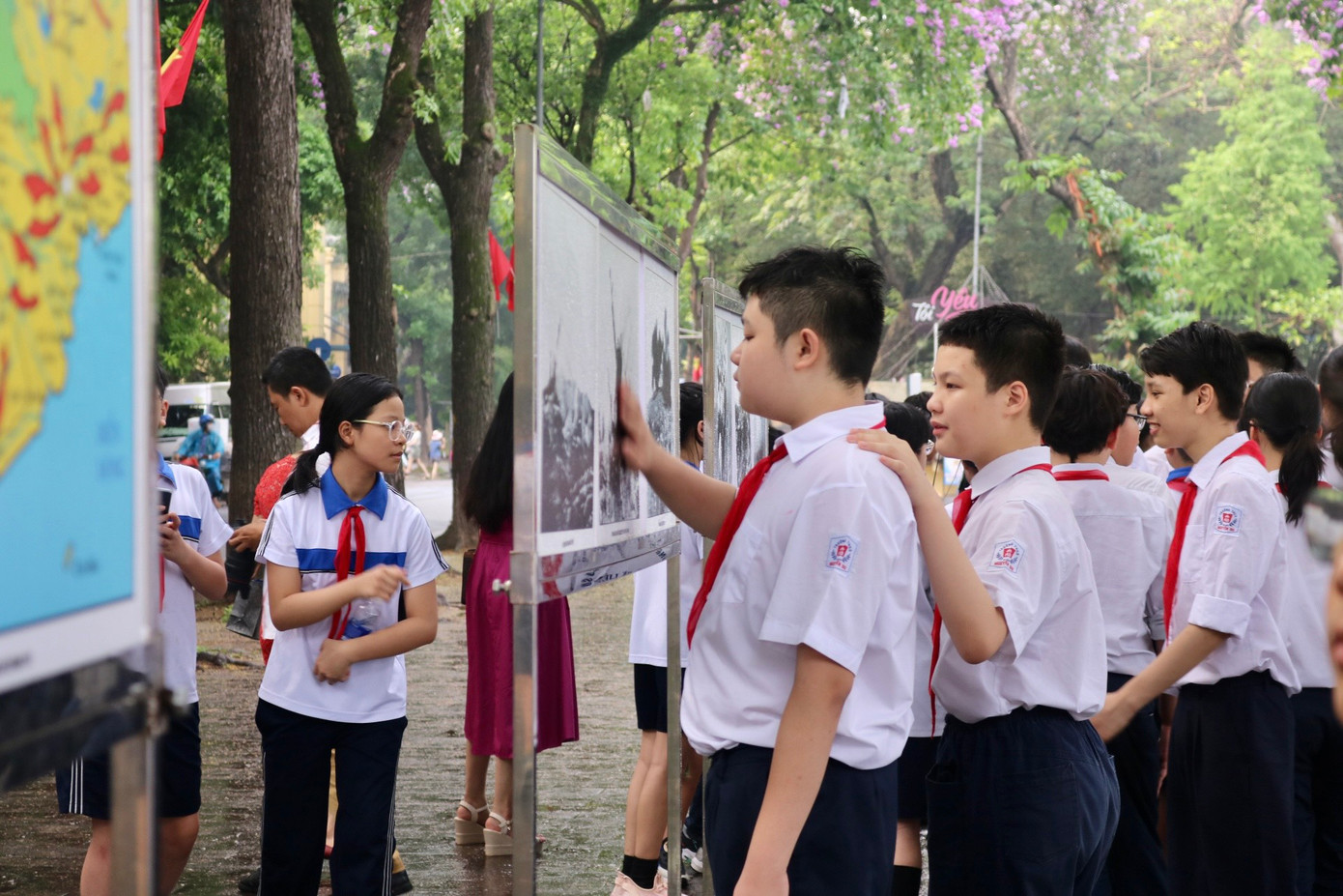 Nhiều khoảnh khắc xúc động trong buổi tham quan triển lãm.