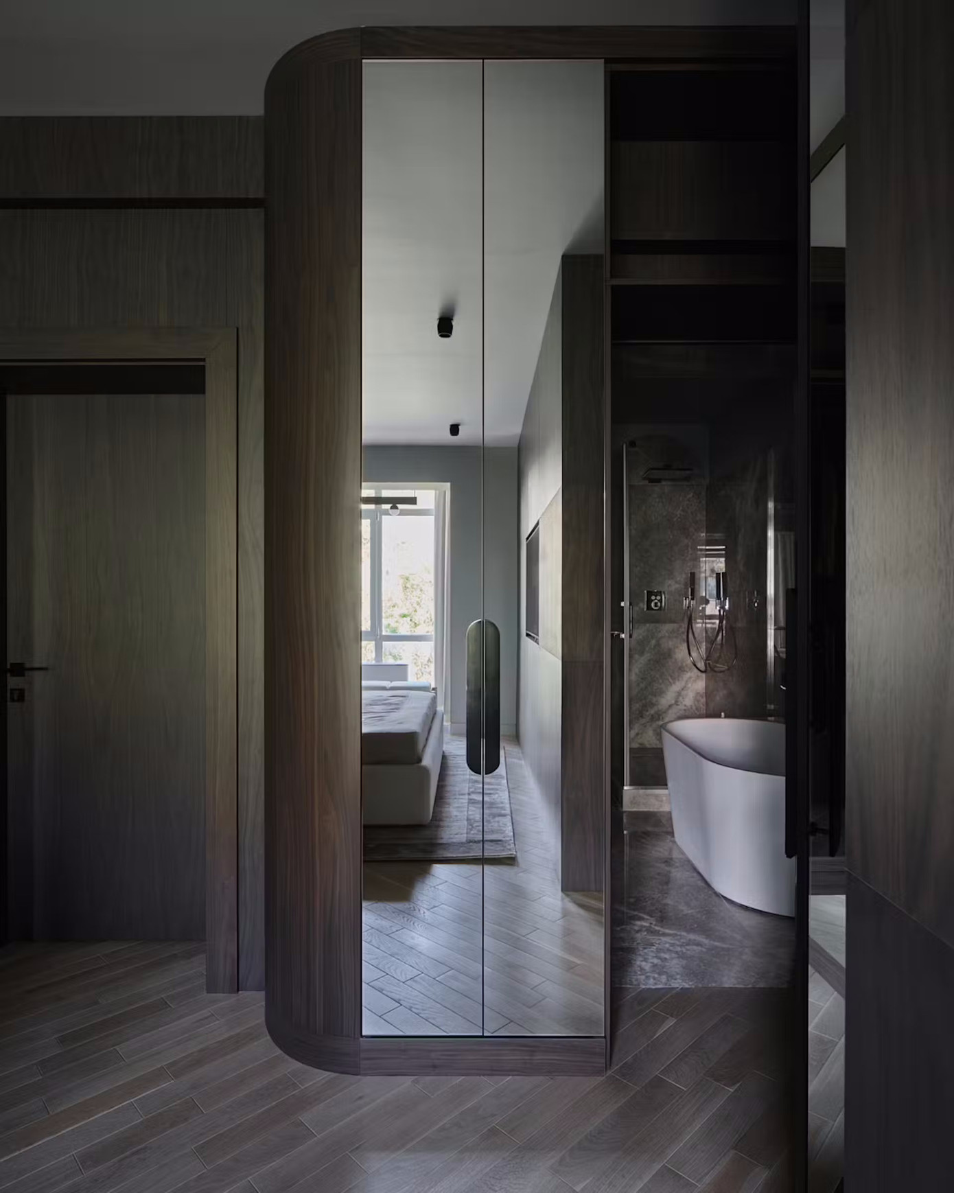 Phòng tắm master ẩn hoàn toàn sau cánh cửa tủ.