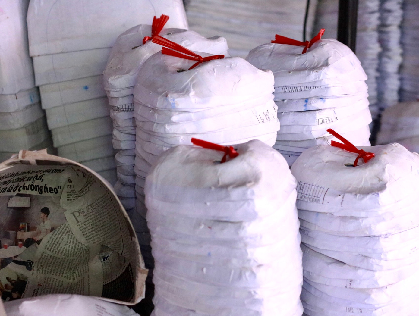 Ông Vũ Huy Đông cho biết: "Ngày xưa tại làng có Hợp tác xã (HTX) chuyên làm trống, sau đó xã hội phát triển thì HTX bị xóa bỏ và những hộ tư nhân hình thành. Nhưng lâu dần có nhiều hộ tư nhân không trụ được nên đã bỏ nghề. Hiện tại, nếu tính cả làng thì chỉ còn khoảng 7 đến 8 hộ gia đình còn bám trụ với nghề chế tạo đồ chơi dân gian này.