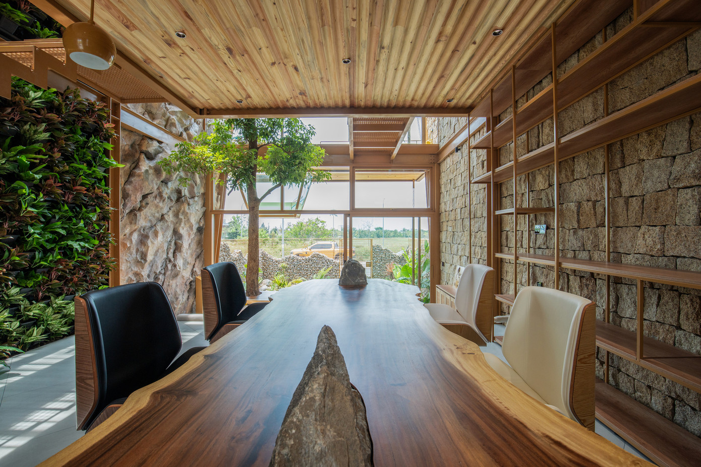 Nhờ giảm diện tích xây dựng, tăng không gian mở, ngôi nhà tận dụng tối đa ánh sáng và thông gió tự nhiên, từ đó giảm đáng kể nhu cầu dùng điện. Tầng trệt là văn phòng và quầy bar nhỏ phục vụ nhân viên. Một khu vườn phía trước được bố trí cầu kỳ với cây xanh, mặt nước và sàn nhà đa cấp, tạo nên cảm giác chuyển tiếp thú vị giữa kiến trúc và thiên nhiên.