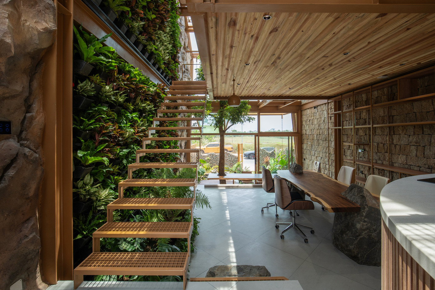 Ngôi nhà sử dụng kết cấu khung thép tiền chế, đây là giải pháp thi công ít rác thải, dễ tái sử dụng và thích ứng với nhiều thay đổi trong tương lai. Ngôi nhà gồm hai tầng và một tầng mái, với cách tổ chức không gian khéo léo và linh hoạt.