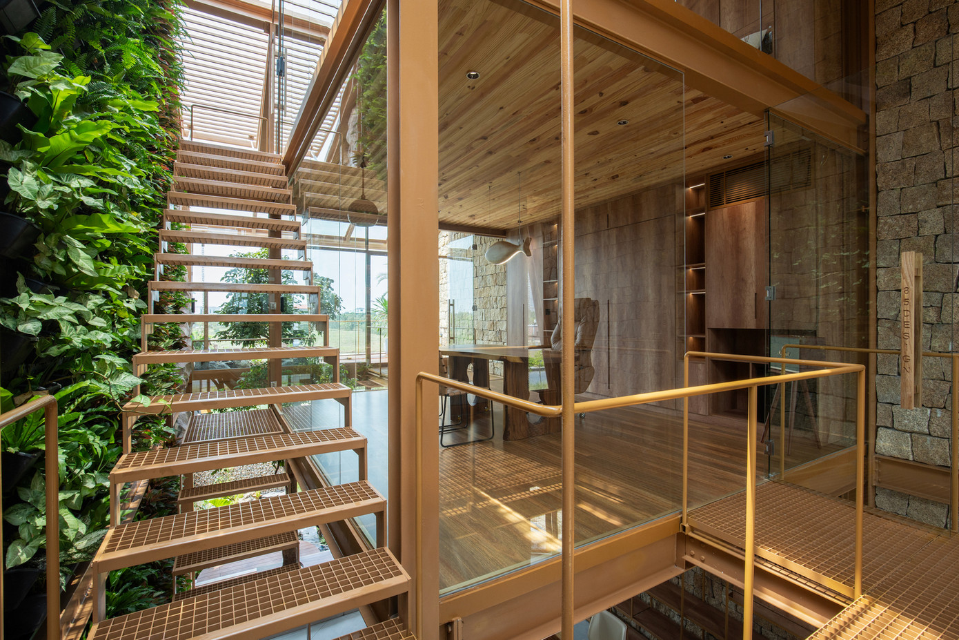 Ngôi nhà sử dụng kết cấu khung thép tiền chế, đây là giải pháp thi công ít rác thải, dễ tái sử dụng và thích ứng với nhiều thay đổi trong tương lai. Ngôi nhà gồm hai tầng và một tầng mái, với cách tổ chức không gian khéo léo và linh hoạt.