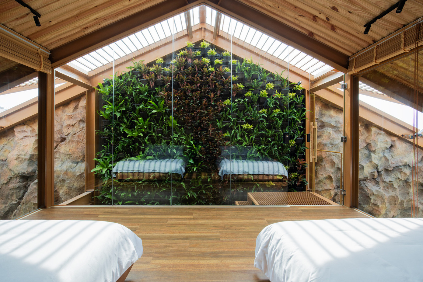 Tầng áp mái là "ốc đảo" thư giãn với phòng ngủ nhỏ, tầm nhìn 180 độ.