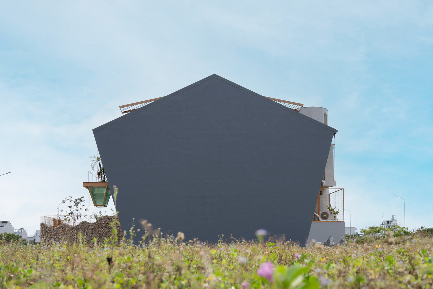 Với công trình này, kiến trúc không chỉ là hình khối đó còn là cách sống, là trách nhiệm và tương lai.